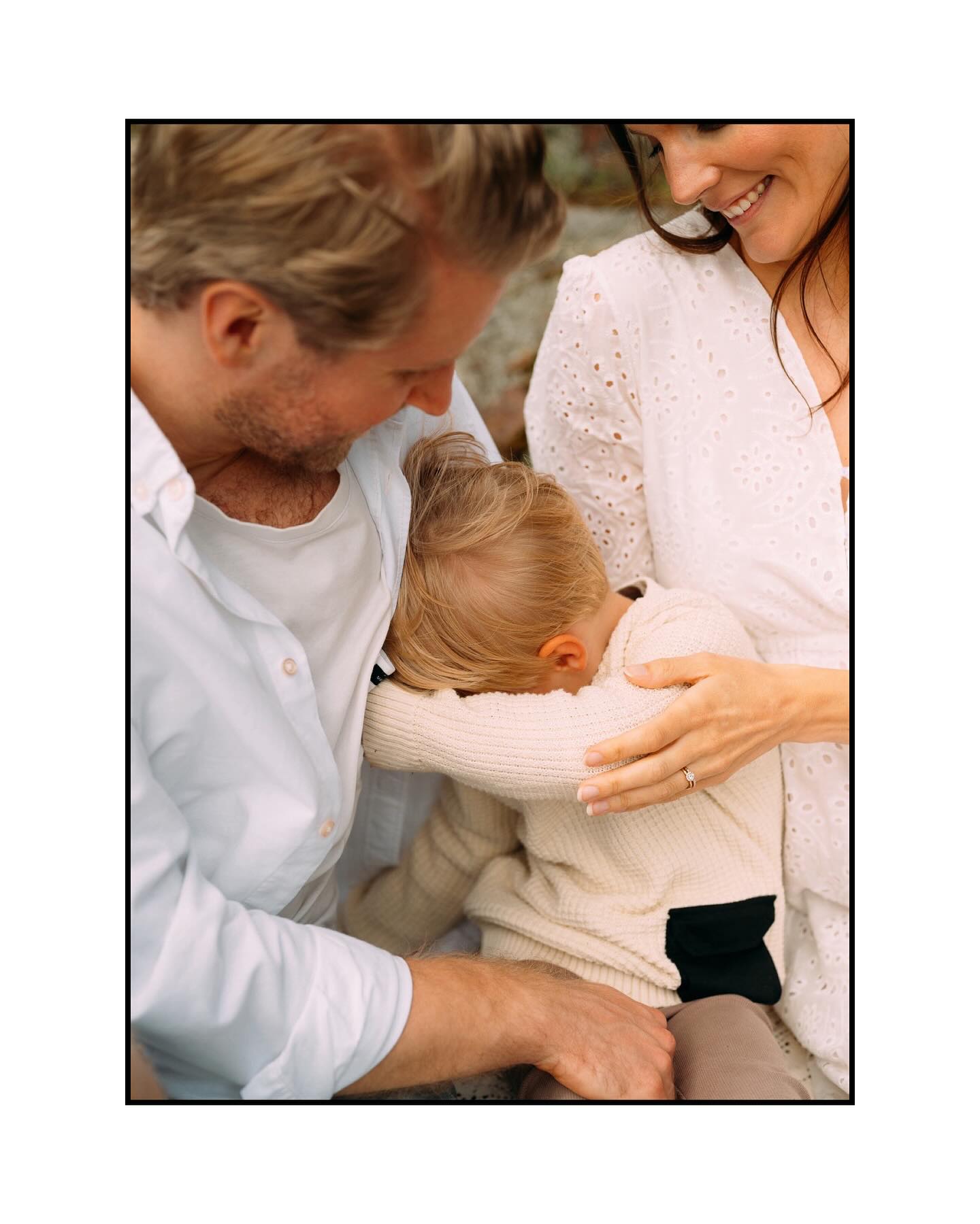 Mä haluan ikuistaa mun asiakkaille arkisen aitoja valokuvia elämän varrelta. 💛💫
Dokumentaarinen perhekuvaus on kiireetön kuvaushetki, jonka aikana hetket saa tapahtua juuri sellaisina kuin ne tapahtuu. Epätäydellisen täydellisenä, koska mä uskon, että ne niitä hetkiä, joita me halutaan kiikkustuolissa muistella. Silloin valokuvia katsellessa voi palata niihin kaikkiin tunteisiin, joita me juuri tietyssä vaiheessa elämää ollaan tunnettu ja koettu.
Mun intohimona on kuvata mun asiakkaiden valokuva-albumeihin kuvia, jotka huokuvat aitoa elämää. Ei liian siloteltua, aseteltua kiiltokuvamaista. Mun kameran edessä saa olla juuri sellainen kuin on, juuri sellaisilla vaatteilla kun on. Mä voin auttaa miettimään vaatetusta, mutta mä aina painotan, että pukekaa päällenne just sitä mikä tuntuu hyvältä ja on teitä. Mä en halua kuvata kenellekään kuvia, joista itseä on vaikea tunnistaa. Mä haluan kuvata kuvia, jotka ei tuntuisi liian irralliselta siellä omassa valokuva-albumissa.
Tärkeintä on se, miltä teidän elämä tuntuu ja näyttää — ei se miltä se näyttää muille. Haluan hypätä hetkeksi mun asiakkaiden elämään ja taltioida niitä hieman rosoisempiakin hetkiä.
Mä uskon ja olen huomannut, että parhaimpaan lopputulokseen perhekuvauksissa päästään aina silloin kun on oikeasti runsaasti aikaa. Lapset alkaa pikkuhiljaa tottumaan mun läsnäoloon ja siksi mun dokumentaarisessa perhekuvauksessa on aikaa runsaasti. 🥰
#valokuvaajasalo #valokuvaaja #lapsikuvaus #perhekuvaussalo #perhekuvausturku #perhekuvaajaturku #perhekuvausturussa #perhekuvaajatsuomi #perhekuvaus #naisvalokuvaajat #salonyrittäjät #dokumentaarinenperhekuvaus #motherhoodkuvaus #äitiys #vanhemmuus #odotuskuvausturku #odotuskuvausalo #odotuskuvaus #odotusaika #valokuvaajatsuomi #salonyrittäjät #yrittäjänaiset #valokuvaajanaiset #visitmathildedal #teijonkansallispuisto #riikkaliljaphotography