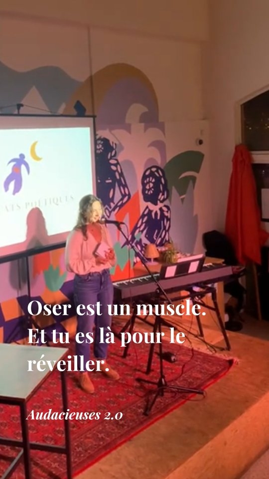 “Rejoins une communauté de femmes qui ne se contente pas de "guérir", mais qui célèbre chaque audace comme une victoire collective. Oser est un muscle, et tu es là pour le réveiller.”
Cette phrase, je l’ai écrite en préparant le lancement de mon accompagnement Audacieuses, et elle s’est encore confirmée vendredi soir, dans ma réalité, lors de la 3ème édition des Attentats Poétiques organisée avec mes amies.
Si aujourd’hui j’ai l’élan et l’expérience pour proposer 7 semaines à la rencontre de l’audace, c’est parce que c’est un chemin que je fais moi-même, dans ma vie.
Oui, il y a une part de ce chemin qui vient d'un élan de mon âme.
Mais il y a aussi cette grande part nourrie par toutes les personnes qui m'entourent, et par les expériences qu’elles m’invitent à vivre au quotidien.
Car si la vie est un jeu, alors il devient passionnant quand on a des partenaires de jeu audacieuses et audacieux.
Prenons par exemple l’aventure des Attentats Poétiques – une scène ouverte engagée, imaginée par ma partenaire de jeu favorite aka @lena_roptinsaillant 🫶🏼
Petite, je faisais du violoncelle, de la danse, du théâtre… J’adorais monter sur scène.
Et puis, la vie à l’étranger, le travail m’ont éloignée de cette facette de moi. J’ai investi d’autres parts plus sérieuses.
Et la vie a remis sur ma route une femme qui adore jouer, créer, innover.
À la première édition des Attentats, j’avais la trouille… mais une envie pressante de retrouver un espace d’expression.
Je suis montée sur scène, j’ai lu un texte intime sur la honte devant 60 personnes. (Spoiler : c’est bien plus flippant que d’avoir 3000 vues sur un Reel Insta pour le même texte 😅)
À la seconde édition, on a co-écrit une ode à l’amitié.
Et vendredi soir, j’ai improvisé une danse sur un poème de Léna.
Des petits pas qui, mis bout à bout, renforcent la confiance. Et surtout… laissent des souvenirs inoubliables.
Alors d’abord, MERCI à tous·tes ces ami·es avec qui on se fait la courte échelle pour continuer à oser, grandir, s’amuser.
Et si je te raconte cette histoire, c’est parce que c’est l’essence même de mon accompagnement AUDACIEUCES qui démarre le 12 mai ❤️🔥
💫 Et toi ton dernier acte audacieux ?