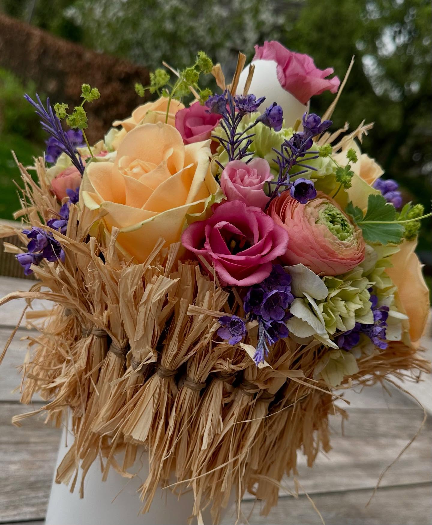 Belle composition de Pâques Bohème pour ce mois d’avril. #pâques #coursdartfloral #artfloral #fleursaddict #walhain #agoragroup_