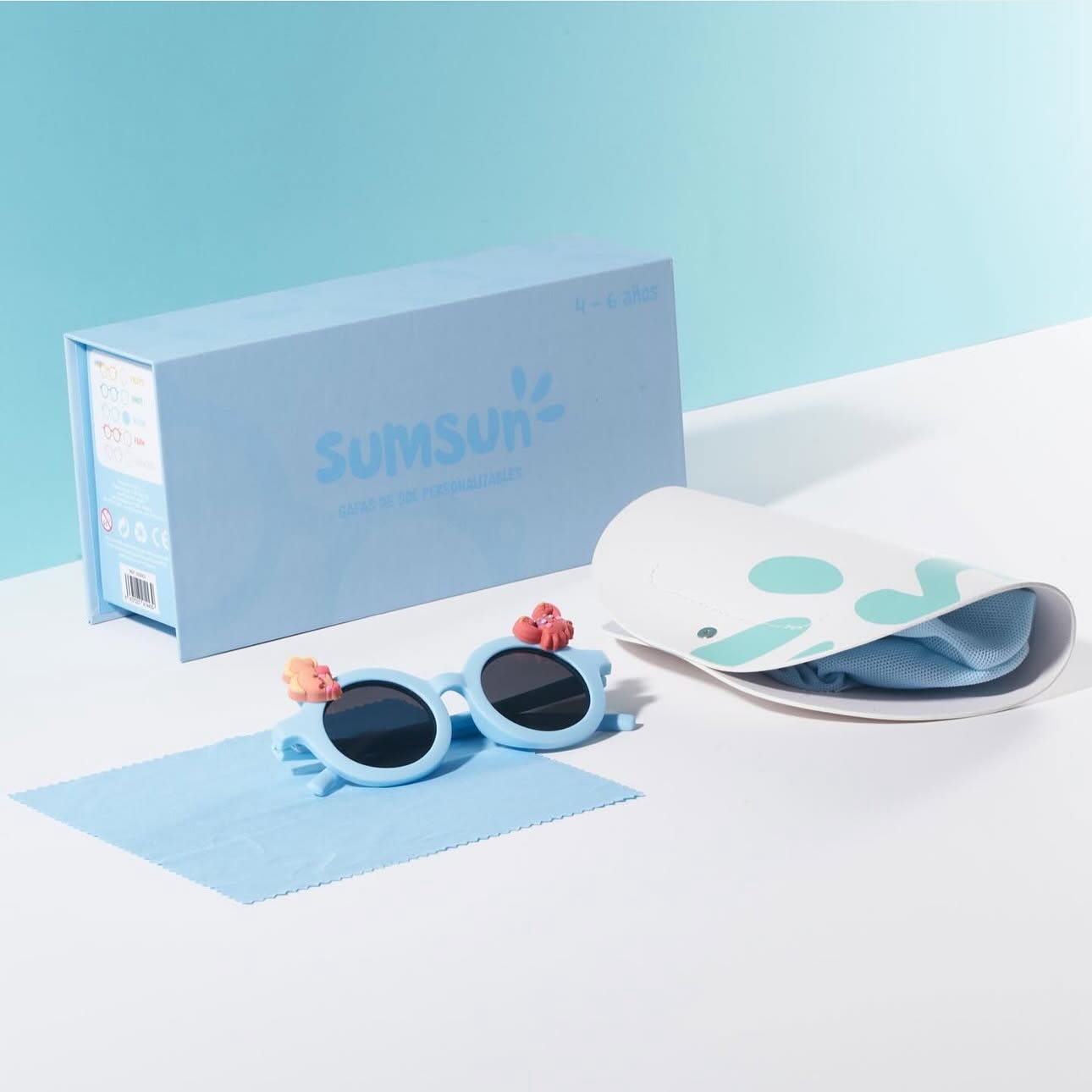 Navega hacia un océano de estilo con las gafas de sol de la colección Ocean de Sumsun. 🌊🐟 Cada detalle, desde la caja hasta la funda y la gamuza, evoca la frescura y la serenidad del mar. Las gafas azules y sus Summies amigos del océano prometen aventuras inolvidables bajo el sol. Abre tu Sumsun y sumérgete en la magia del océano, donde cada ola de estilo espera por ser explorada. 🐠✨ #SumsunOcean #Sumsun #summies #sunglasses #kids #niñosseguros #proteccion #gafasdesol
