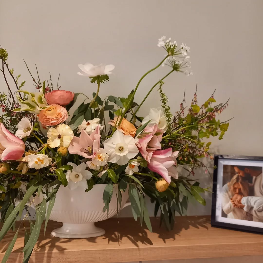 I love arranging in vintage vases, especially when they still have their original flower cage/frog.
This is a vintage Wedgewood mantle vase that made for a statement fireplace arrangement at last week's wedding 🌿🌷⚘️
#vintagevase
#mantlepiecedecor
#floralarrangements
#nofloralfoam
#floristry
#weddingflowers
#springwedding
#springweddingflowers
#weddinginspiration
#carshalton
#carshaltonbeeches