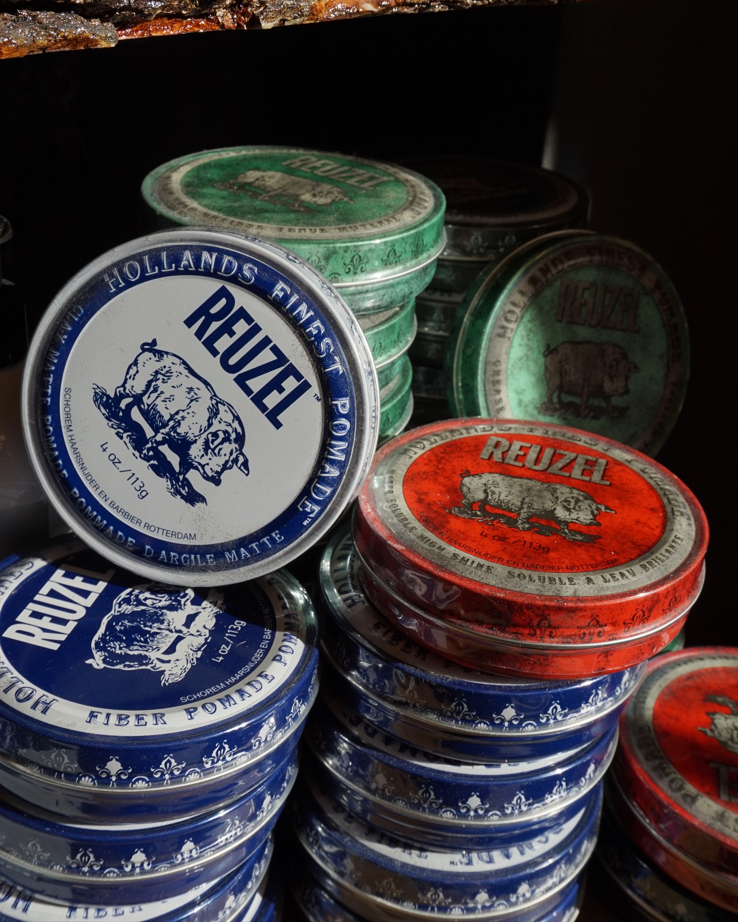 Hårprodukterna du använder är A och O för både looken och hur ditt hår mår. En favorit är Reuzel’s olika Pomades som håller håret på plats hela dagen men också vårdar och skyddar håret. Finns både i ”high shine” eller ”matte” beroende på vad du är ute efter.
Kom in och hitta det bästa för dig 🔥