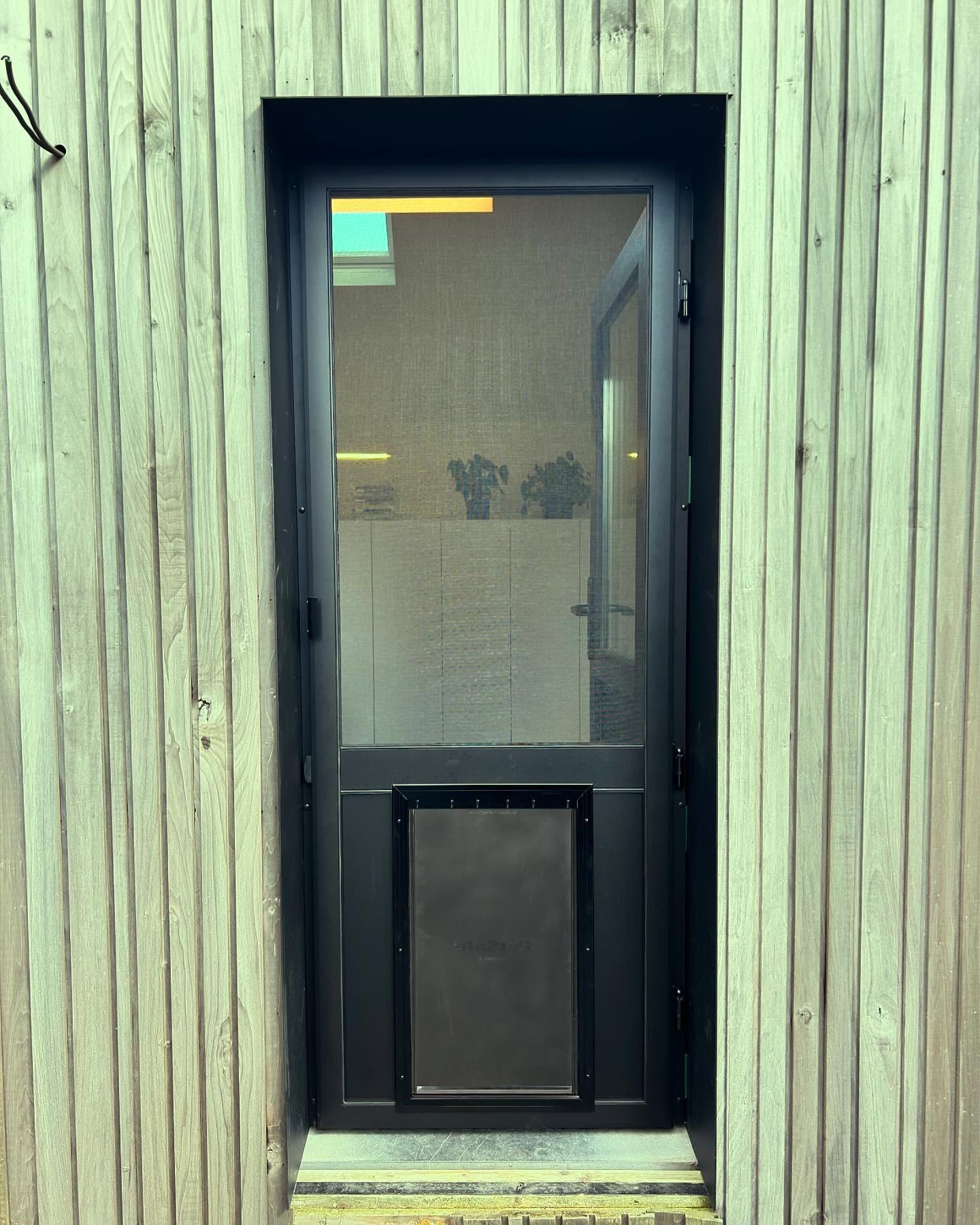 Realisatie te Lendelede! 💥
Een grotere viervoeter in huis? Ook daarvoor bieden we een oplossing!
Het XXL hondenluik zorgt voor een vrije toegang voor de hond. 🐶
De deur blijft mooi dicht dankzij de ingebouwde zelfsluiter!
#passievoormaatwerk #alusolutions #vliegenramen #vliegendeur #opmaat