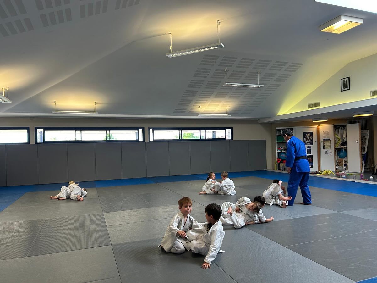 Baby judo au Dojo Saint-Martinois
Que du bonheur sur le tatami !
Des cours tout en douceur, fun et apprentissage pour les tout-petits.
Une adresse chaleureuse : Saint-Martin-de-Seignanx !
Rejoins la mini team du dojo !
Bouger, s’amuser, grandir.
#BabyJudo #DojoSaintMartinois #MiniJudoka #JudoPlaisir #TeamTatami