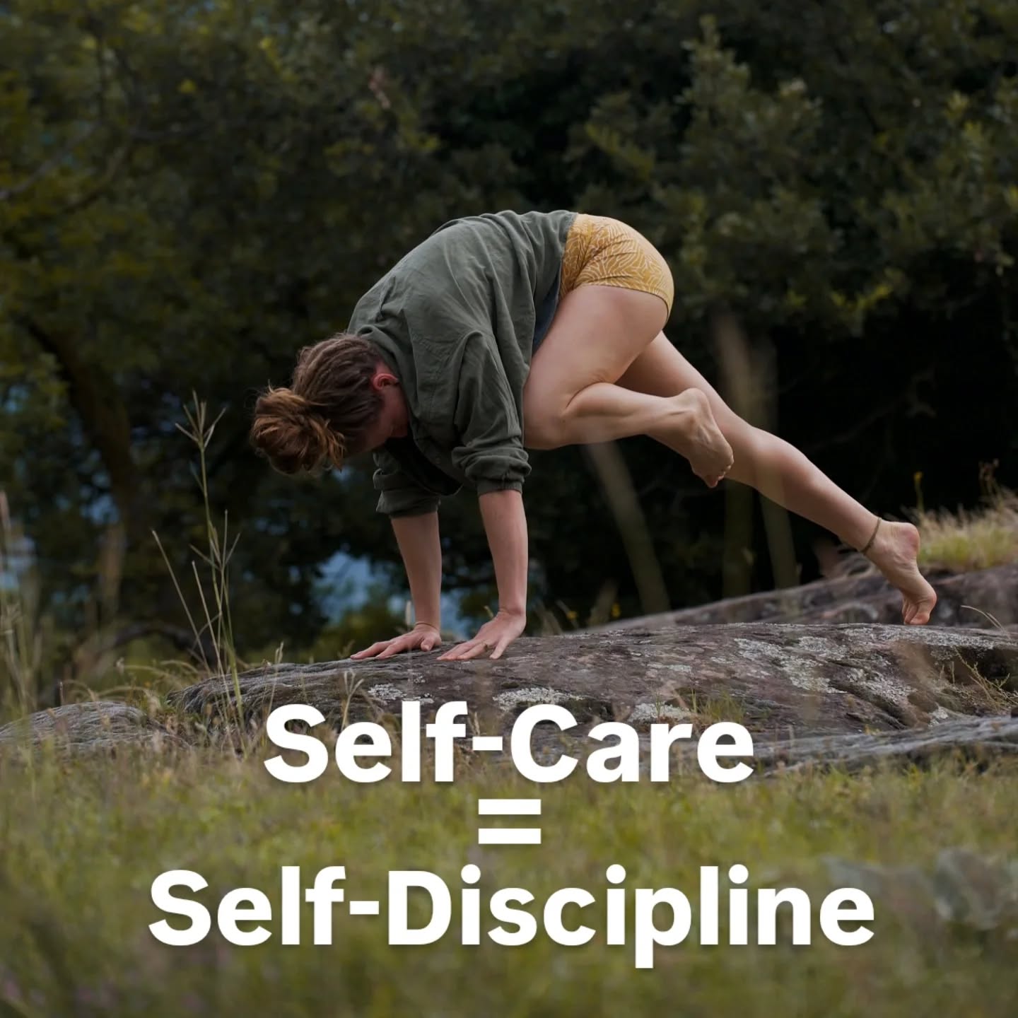 A & O meiner Selfcare ist meine Morgenroutine. Schon seit seeehr langem.
Dazu gehört momentan: Intuitive Bewegung, Sport, kalt duschen, Meditation, Fachliteratur lesen, Embodiment Posen für meine momentane Lebenssituation üben (Ja zum Leben, Klarheit, Selfcare). Oh und fein Frühstücken natürlich 😁
Letzte Woche habe ich bewusst all das nicht getan, um zu sehen, was für Auswirkungen meine Selfcare-Routine bzw. ihre Abwesenheit auf mich und meine Arbeit hat.
Ergebnis: Ich war unmotivierter, schlechter drauf, hatte einen nebligen Kopf, fühlte mich unklar und wusste nicht, was denn eigentlich der Sinn des Ganzen ist...
Solche Pausen gab es natürlich auch schon mehrfach im unbewussten bzw unfreiwilligen Sinne: weil ich krank war, schlecht drauf war, mich nicht aufraffen konnte, keinen Sinn darin sah, mich in einer Abwärtsspirale befand...
Ergebnis: das selbe bzw. noch schlechter!
Fazit: Selfcare braucht auch eine gewisse Disziplin. Es fällt nicht immer leicht. Aber man fühlt sich sooo viel besser, wenn man diese an guten Tagen schönen Dinge und manchmal an schlechten Tagen lästigen Dinge für sich tut! Und am Besten fühlt es sich an, wenn man all das langsam und ohne Perfektionismus zu Routinen aufbaut.
Kennst du das?
Welches sind diese Dinge, die den Unterschied für dich machen?
DAS ist deine Selfcare!
Für mehr Input und Weiterentwicklung um die Themen Selfcare & Disziplin komm mit uns zum Selfcare Retreat ins Südtirol im Juli 2025.
Early Bird nur noch bis 11.5.2025
Link in Bio
Fragen: ungeniert an mich 🤗