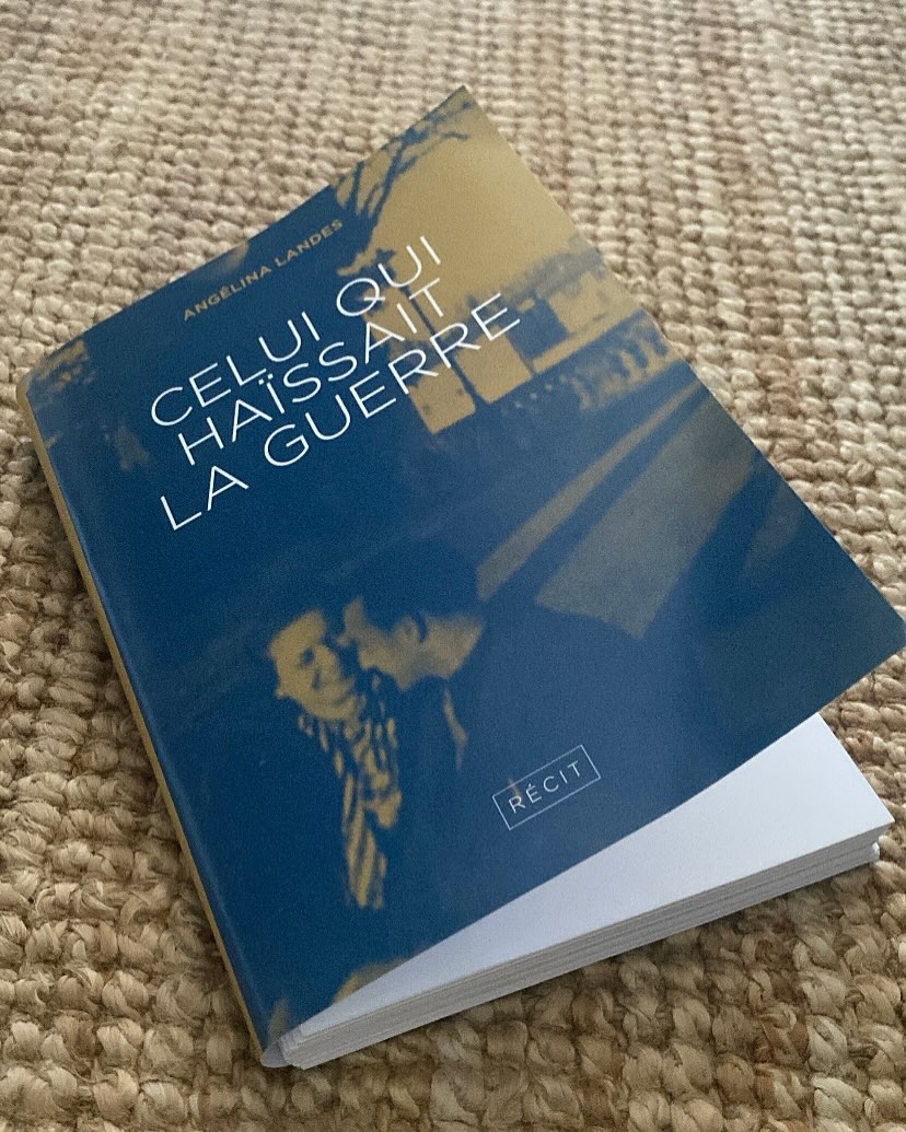 Il est là, il arrive !
Sortie officielle le 8 mai.
Oui, je sais la musique est curieusement choisie.
Et non non non, je ne me suis pas trompée. Vous comprendrez si vous le lisez/quand vous l’aurez lu 🤭😉.
Pour précommander, c’est ici : celuiqui.com
Pour en savoir davantage : angelinalandes.com
#récit #histoire #témoignage #instabook #castres #toulouse #sedan #dijon #vinay #Royallieu #Compiègne #yannicknoah #asmonaco #2guerremondiale #8mai #chantiersjeunesse #boostagram #bookstagrammer