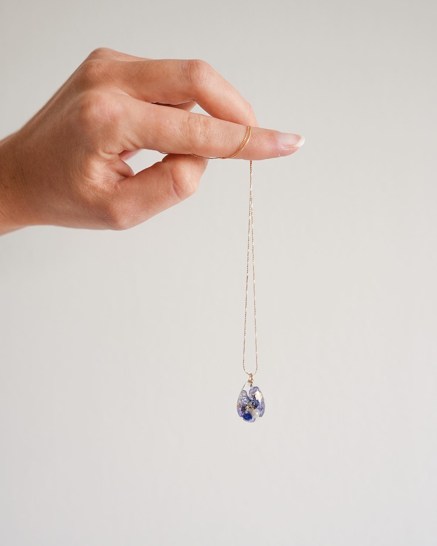 COLLIER PIERRE DE NAISSANCE
Un collier en résine incrusté de votre pierre de naissance, de fleurs séchées et d’un morceau de feuille d’or.
Une pierre de naissance c’est quoi ?
Symbole fort et signification profonde, chacune de ces pierres est associée à un mois de l’année et reflète la personnalité et les valeurs de ceux nés pendant ce mois.
Les 12 pierres de naissance sont chargées de significations spirituelles.
Pierres de naissance :
. Janvier : le grenat
. Février : l’améthyste
. Mars : l’aigue-marine
. Avril : le diamant
. Mai : l’émeraude
. Juin : la perle
. Juillet : le rubis
. Août : le péridot
. Septembre : le saphir
. Octobre : la tourmaline
. Novembre : la citrine
. Décembre : la topaze
Chacun des colliers est unique et sont le reflet de valeurs et symboliques.
Beauté, délicatesse, symbolisme, porte-bonheur et raffinement.
A offrir ou s’offrir ces colliers sont originaux et rempli de sens.
📸 @cocosconcept_
#bijoux #collier #symbolism #portebonheur #maeko #narbonne