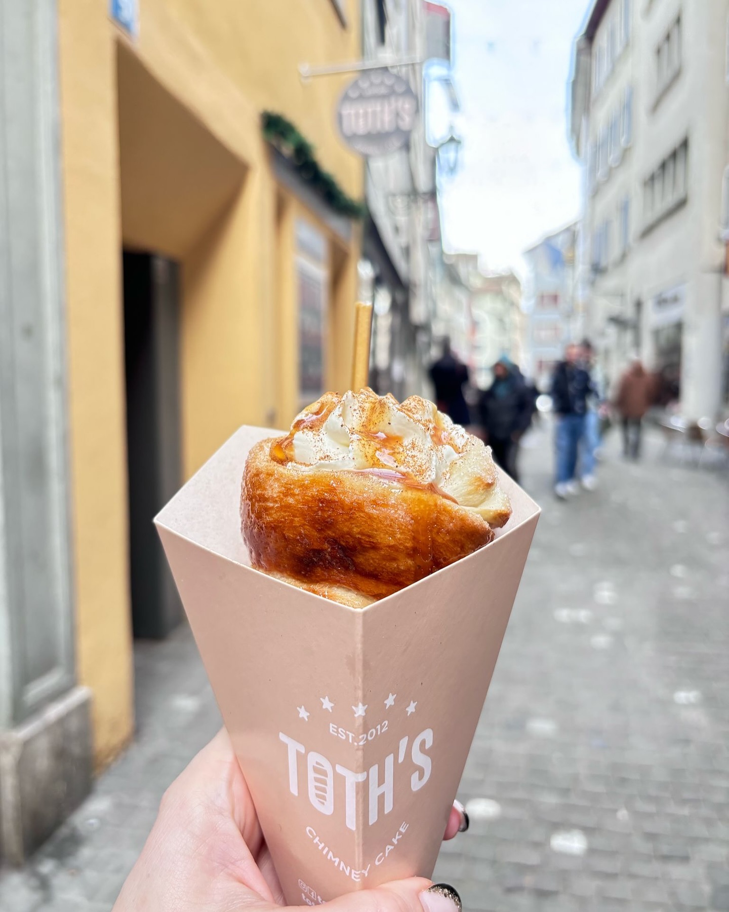 Toth’s Chimney Cake is hitting the Street Food Festival again! We’re super excited to be part of this year’s Street Food Festival at Hardturm Brache in Zurich – from June 23 to July 6!
It’s been a while since we’ve joined the fun, and we can’t wait to be back with our chimney cakes in the open air.
Come say hi, grab a treat, and hang with us!
Also… we’re looking for some helping hands to join our Tot’s Chimney Cake crew during the festival! If you’re up for good vibes, sweet scents, and a fun team – let us know!
#TotsChimneyCake #StreetFoodFestivalZurich #ZurichEats #ChimneyCakeMagic #JoinOurTeam