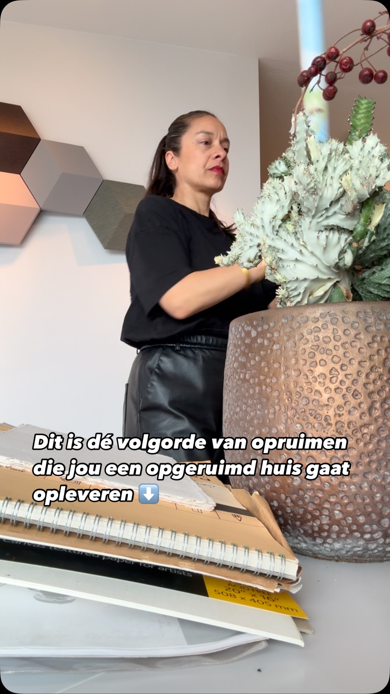 Meer opbergruimte, minder rommel? Grotere kasten, meer overzicht?
Helaas werkt het niet zo als je behoefte hebt aan rust en overzicht in huis.
Wat als juist die extra opbergbakken jouw huis rommeliger maken in plaats van opgeruimd?
In mijn nieuwste blog deel ik waarom opruimen begint zonder bakken of dozen – en wat je wél werkt om écht rust in huis te creëren ✨
“Opbergen is niet hetzelfde als opruimen.”
Benieuwd wat dan wél werkt?
👇 Klik op de link in bio om de blog te lezen!
#minderrommelmeerleven #ontspullen #opruimenmetmiriam #konmari #rustinhuis #opgeruimdhuiseenopgeruimdhoofd