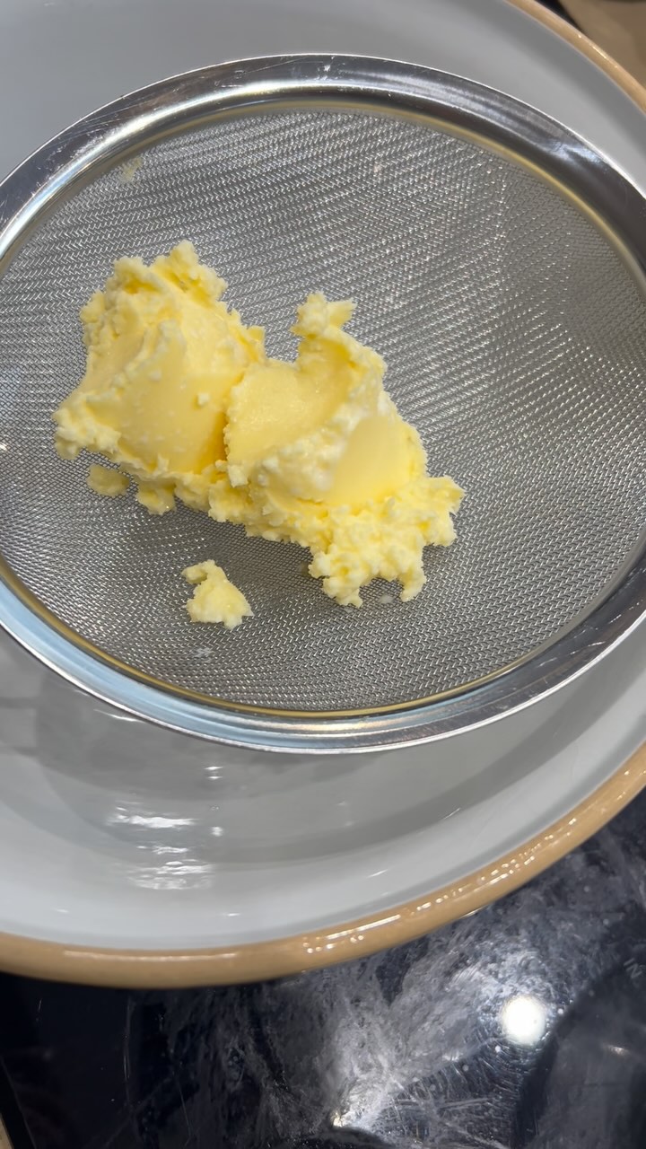 Who knew making butter was this easy? A fun thing to do with the kids if you can share out the churning duties! I remember making butter as a child and being amazed how cream suddenly turned into a mix of butter and buttermilk. I felt the same way doing it again at 49! This pat ended up as three simple compound butters; salt and seaweed, garlic, and wild garlic (the last is shown in the video). #butterchurn #buttermaking #butter #traditionalskills #outdoorcook #herbalbutter #wildgarlic #foraging #urbanforestschool #urbanforestschoolideas #forestschoolcooking #outdoorlearningactivities #outdoorlearning #outdooreducation