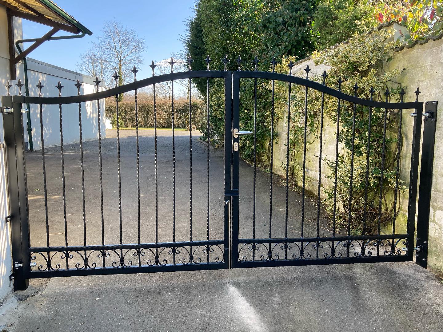 🔧 Kundenwunsch erfüllt! 🔧
Dieses maßgefertigte Metalltor habe ich nach den Vorstellungen meines Kunden geplant und gebaut. Stabil, funktional und ein echter Hingucker – genau so, wie es sein sollte! 💪🏼
Eure Ideen – meine Umsetzung.
Schreibt mir gerne, wenn ihr auch ein Unikat braucht!
#Metallbau #Handwerk #Maßarbeit #Metalltor #Individuell #MadeInGermany #Schlosserarbeit
#schweißen #schweißen #metall
#Metallgestaltung
#Metallhandwerk
#Metallkonstruktion
#Schlosserkunst
#Metallliebe
#Metallbauer
#Schweißkunst
#Stahlbau
#IndividuelleAnfertigung
#Handwerkskunst
#Bauprojekt
#Hausbau
#Gartenzaun
#Eingangstor
#Torbau
#Außenanlage
#ModernesDesign