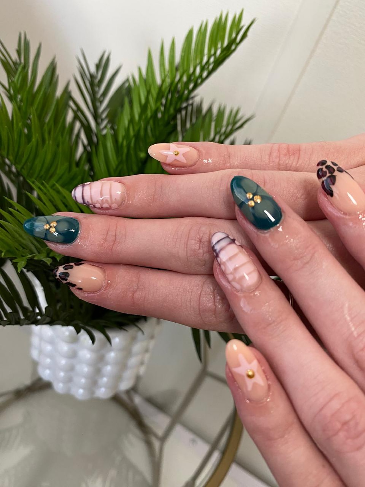 So proud of our lovely nail tech Mumniah all her hard work have paid off 💅🏻. Constantly practising her art and perfecting every detail 🥹❤️we are honoured to have her part of the team.
To make your booking :
Business whatapp nr : 081 500 2238
-
-
-
#nails #trendynails #stellenboschnails #goshnails #pintrestnails
