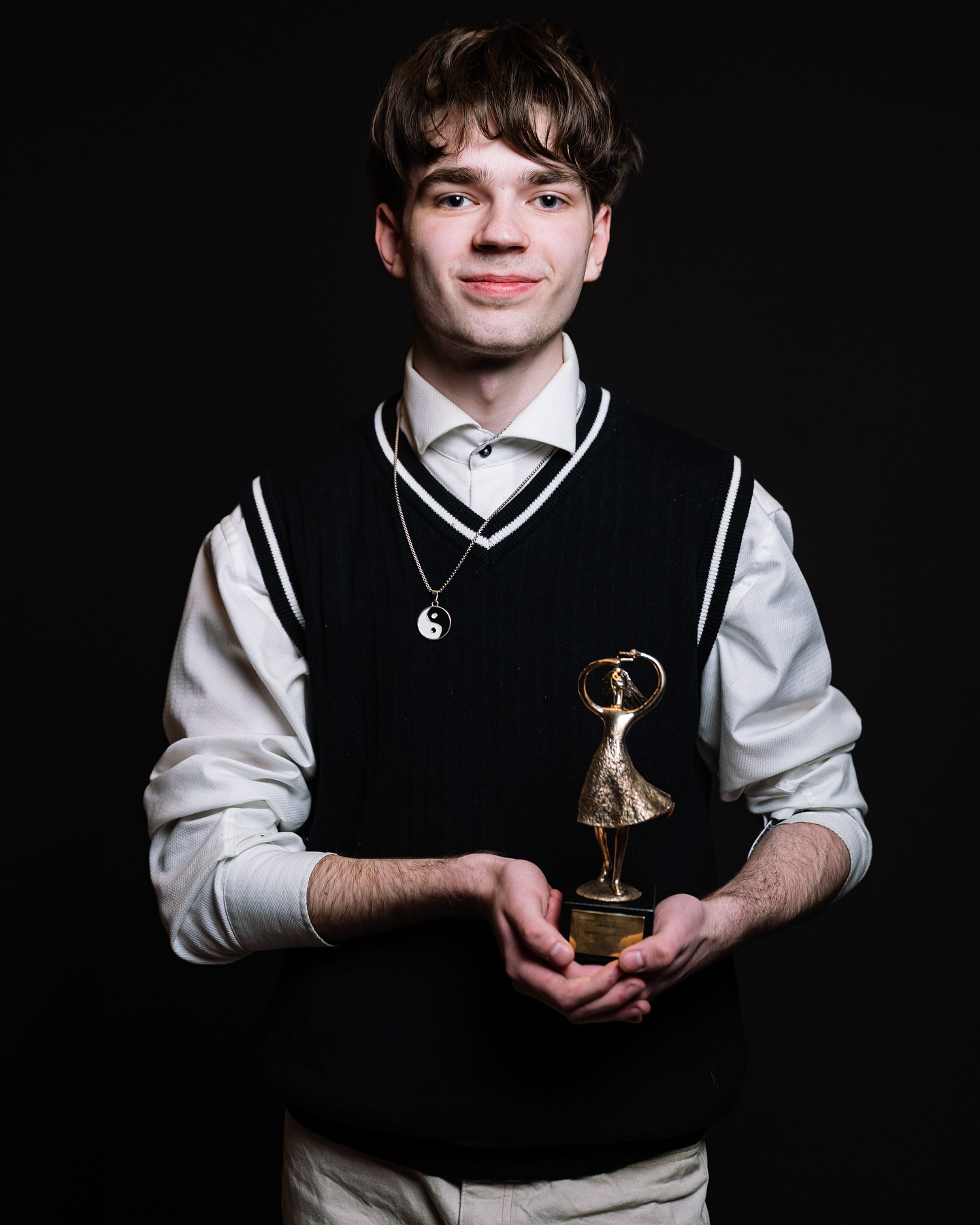 Pirmojo Nacionalinio mokinių kino festivalio Aurora apdovanojimas už geriausią montažo režisieriaus darbą atiteko Ramūnui Galkauskui už filmą „Užrakintas kode“
Mokykla: Klaipėdos technologijų mokymo centras
Darbo vadovė: Jekaterina Sereda
📸 Modestas Endriuška @modestas_endriuska
_________
Festivalio partneriai: Britų taryba Lietuvoje, Lietuvos kino centras, AVAKA, Meno avilys, Skalvijos kino centras, Lithuanian Shorts, Baltic Film & Creative Tech Cluster ir kt.
Projektą iš dalies finansuoja Vilniaus miesto savivaldybė
Kultūrų jungtys konkursinės programos partneris Goethe's institutas Lietuvoje
Informacinis partneris LRTU
#aurorafestivalis #atradimai #kulturujungtys #PeopleToPeople #BritishCouncilLithuania