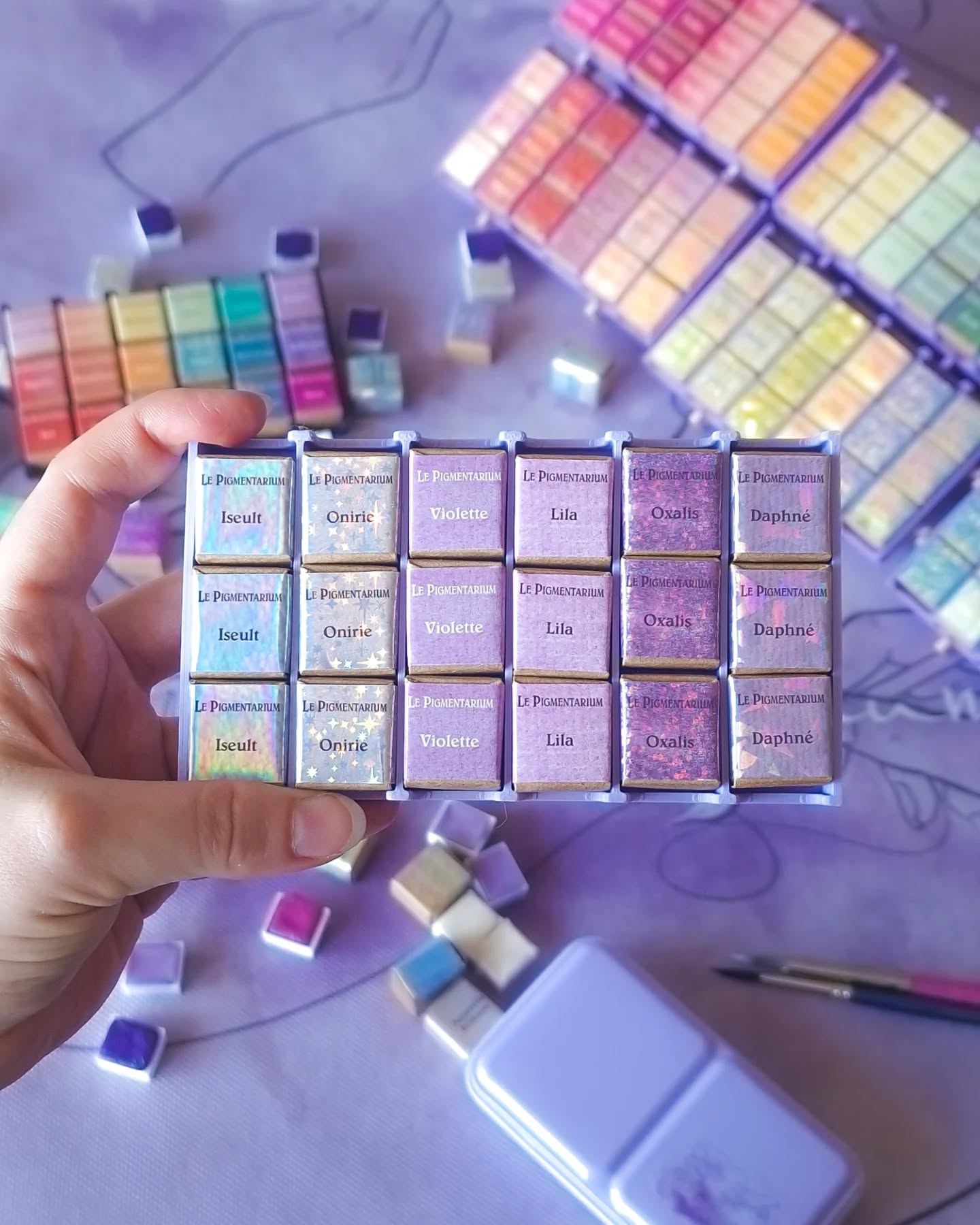 Plein les mirettes ce matin car je suis sur les photos des aquarelles et des nouveaux présentoirs pour le Pigmentarium afin d'alimenter ma base de données et les catalogues pro (coucou Myrtille @lesmains.fr 👋 regarde, je travaille 👀 (Myrtille m'accompagne dans le cadre d'un programme qu'elle propose, j'avais besoin de me refocus, je vous en parlerais, enfin, est ce que vous voulez savoir ? 🫠 ))
Je suis très contente du résultat de ces petits présentoirs pour les boutiques❤️
Ils seront disponibles dans plusieurs coloris (j'en ai 6 actuellement) pour pouvoir s'adapter aux lieux de ventes tout en respectant la chartes du Pigmentarium
CEPENDANT je voudrais quand même votre avis dessus, qu'est ce que vous en pensez ? Est ce que c'est assez compact ? Trop compact ?😅
Est ce que je continue de travailler en multiple de 6 ?
Je fais ça depuis le début alors ça me semblais pertinent et puis c'est cohérent avec les tailles de palettes du commerce.. 😊
Est ce que, si vous les croisez dans une boutique, vous pensez que ça va vous attraper l'œil ? Et que vous allez aller voir ? 🤔
Soyez mes co-cerveaux pour cette étape cruciale, je peux encore tout changer là tout de suite, mais quand le catalogue sera fini et validé ce ne sera plus la même 😂
#aquarelle #arcenciel #faitmain #faitenfrance #lepigmentarium #polychrome #peinture #aquarellefrance #aquarelleartisanale #aquarellepailletée #artisan #artisanatfrancais #peintureaquarelle #conceptstore #nouveauté #inedit #boutiquecreateur