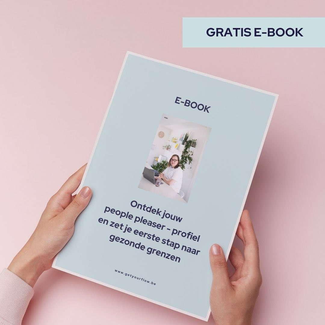 Stress, het is een maatschappelijk probleem en niet onze schuld.
We leven in een maatschappij die ons van jongs af aan leert om flink te zijn.
Om ja te zeggen.
Om anderen niet teleur te stellen.
Om niet lastig of te gevoelig te zijn.
Vooral meisjes krijgen die boodschap keihard mee.
Maar ook als volwassenen voelen we het elke dag.
De druk om vriendelijk, beschikbaar, flexibel en makkelijk te zijn.
We moeten blijven vechten voor een maatschappelijke verandering maar de harde realiteit is ook dat we het voor onszelf moeten doen.
Maar!
Elke keer als jij helder bent over wat voor jou niet klopt…
Elke keer dat jij zacht en stevig nee zegt...
Elke keer dat jij respectvol een grens bewaakt…
Maak je het ook voor iemand anders een beetje makkelijker.
Kleine stapjes dat is hoe we samen de nieuwe norm kunnen bouwen. Een norm waarin grenzen gezond zijn en waarin we elkaars grenzen respecteren.
Wil je jouw eerste stap zetten?
Ontdek jouw people pleaser-profiel in mijn gratis ebook.
Download het ebook gratis via de link in bio of surf naar https://www.getyourflow.be/gratis.
#grenzenstellen #positievepsychologie #persoonlijkeontwikkeling #mentaalwelzijn #peoplepleaser