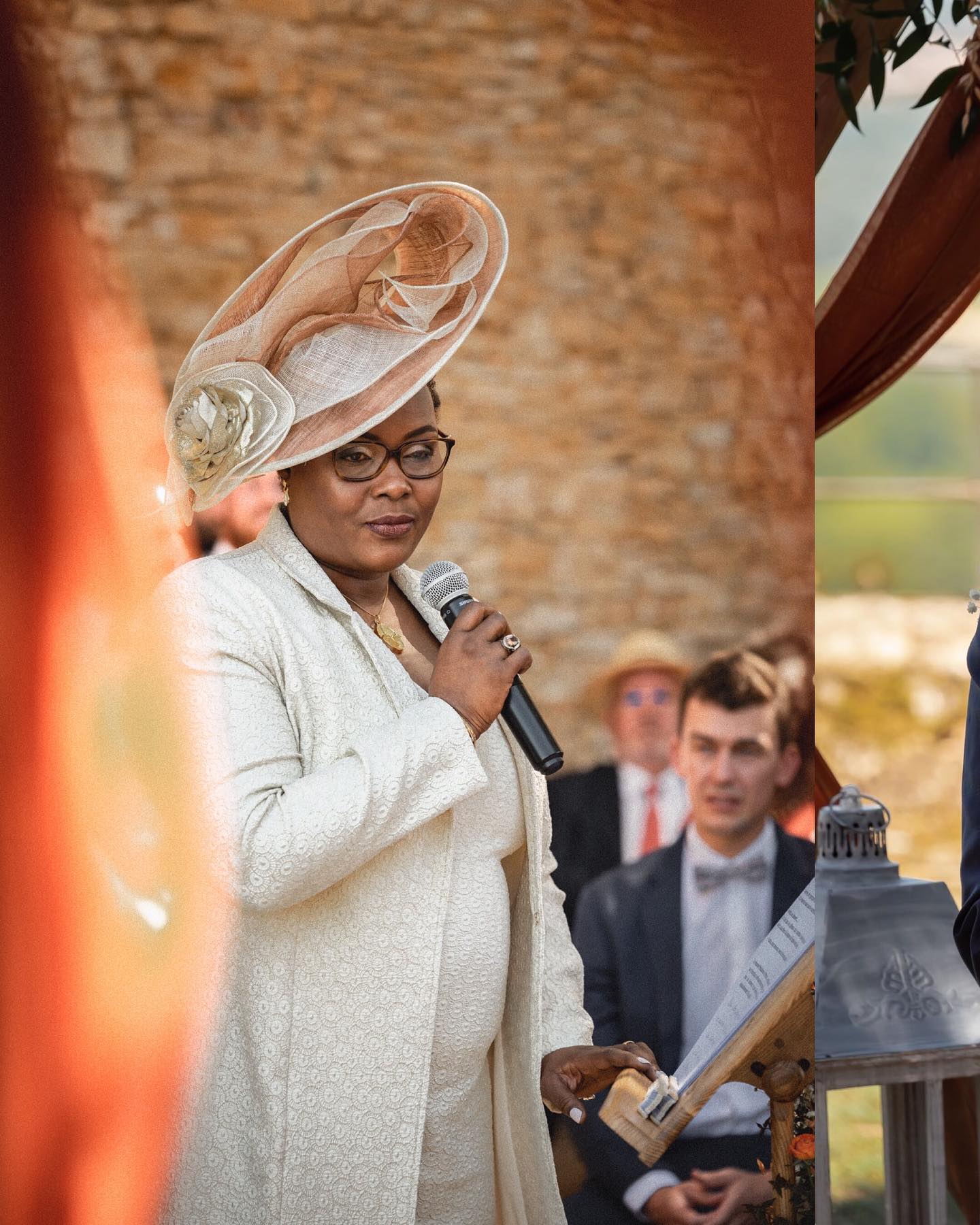 Cérémonie laïque aux tons terracotta, avec de beaux discours, beaucoup d’émotions et des mariés resplendissants ✨🌺🌿
By la talentueuse Marion @monjolijour
Au @domaine_de_bellevue
Décoration de @maliceetdeco
Bouquet de @desfleursdesfleurs
Robe de chez @bellissimalyon
Mise en beauté @makeupandco_rhonealpes
Costume @bellucci_lyon
Réservations ouvertes pour les mariages 2026, contactez-moi ! 🌿