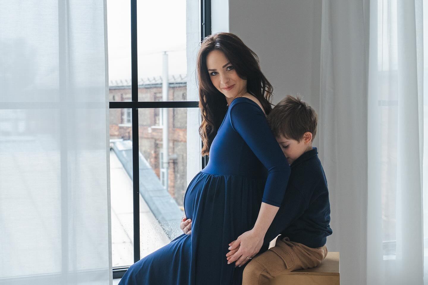 A child’s love with mother’s smile 🥲 @lilifelmery one of my favourite! #motherhood #maternityphotography #csaladifoto DM me for a 📸session - #followme for more photos!