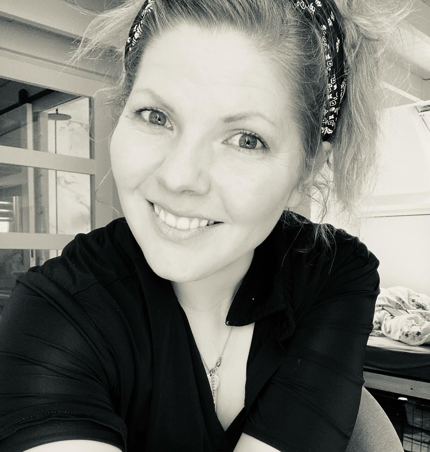 Bewust zijn, bewust leven, bewust kiezen.
Mijn lichaam wist het al.
Lang voordat ik er woorden voor had.
Lang voordat ik doorvoelde wat rouw werkelijk met je doet.
Sinds mijn moeder en Woezel verder leven in mijn hart,
voel ik een zachtheid in mij die niet meer weggaat.
Langzaam ontstaan.
En blijvend.
Wat eerst leegte leek,
bracht me dichter bij mijn kern
dan ooit tevoren.
Ik werkte al met aandacht,
bewust en holistisch.
Maar dit…
dit leidde me naar de stilte waar alles begint.
Elke keuze voelt anders nu.
Wat ik eet,
hoe ik mijn lichaam aanraak,
wat ik toelaat op mijn huid,
hoe ik mijn geest voed —
alles telt.
Alles spreekt.
Ik voel de stroming van de verdieping in mij gaan
en ik laat me zachtjes meenemen.
Niet omdat ik alles weet,
maar omdat ik de ruimte geef om te voelen,
te luisteren,
te vertragen.
Schoonheid is voor mij
wie je bent in je kern,
en hoe je dat zichtbaar maakt
met zachtheid en zorg.
In liefdevolle aandacht voor je lichaam,
voor wat je voedt,
voor je ritme, je huid,
je hoofd, je hart.
Schoonheid is geen uiterlijk beeld.
Geen resultaat.
Geen streven.
Schoonheid is een staat van zijn.
Een uitnodiging om thuis te komen in jezelf.
Om te voelen.
Te verzachten.
Te leven.
In stilte.
In aanwezigheid.
In liefde.