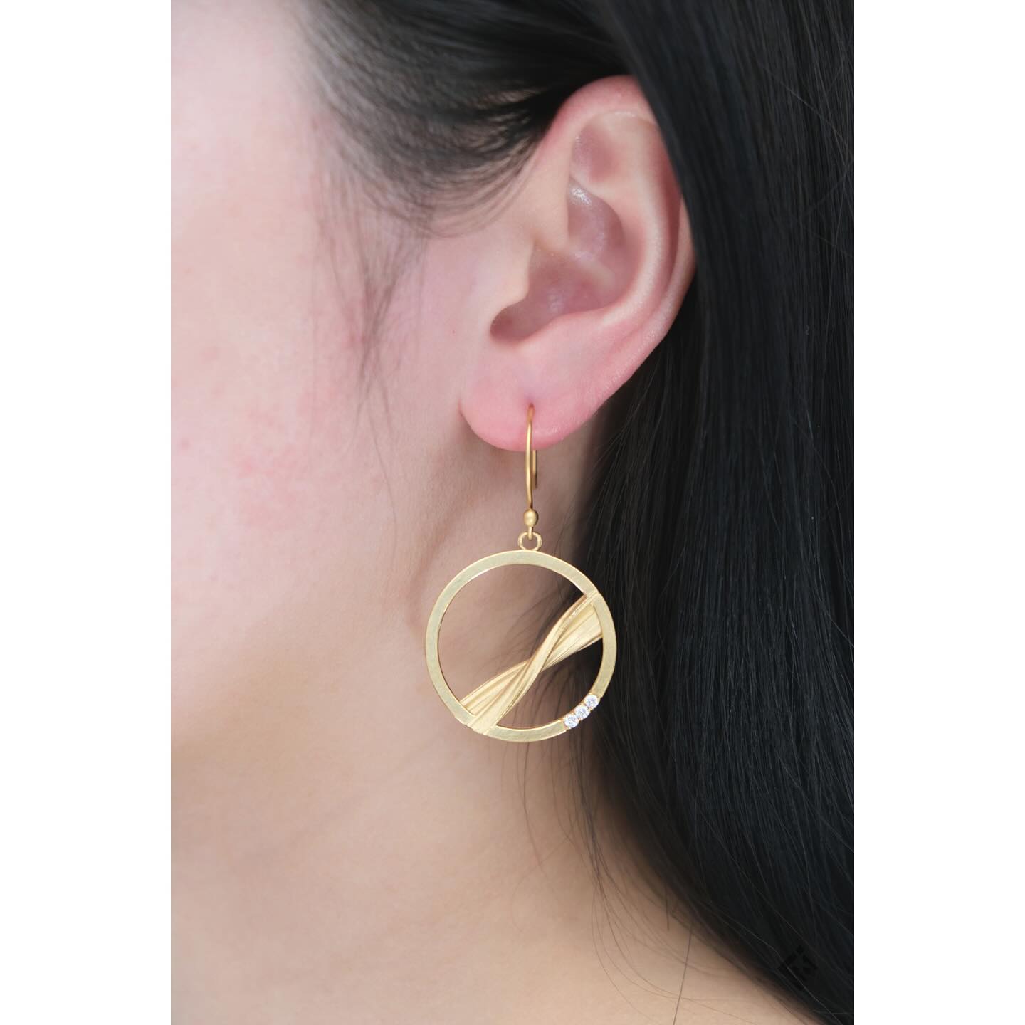 .
FU(NA)TURE 2 23ct Gold Vermeil Mitsuro Hikime textured earrings with lab-grown diamonds
One of three newly created earrings that will be exhibited @gillwingjewellery DUALITY earring selling exhibition, in collaboration with @acj.org.uk, starting next Wednesday.✨🤩Come check them out in store!🙌🏻
D U A L I T Y contemporary earring exhibition
🗓️Wednesday 30 April - Monday 26 May
Monday-Saturday, 11am-6pm, Sunday 12pm-6pm, Bank Holidays 11am-5pm
📍182 Upper Street, Islington, London, N1 1RQ
.
.
.
#jewellery #art #contemporaryjewellery #artjewellery #narrativejewellery #jewelery #narrativejewelry #artjewelry #contemporaryjewelry #japan #hongkong #uk #ukjewellerydesigner #ukjewellery #hkjewellery #hkjewellerydesigner #japanesejewelry #japanesejewellery #japanesejewelrydesigner
#photography #japaneseaesthetics #japaneseaesthetic #wabisabi #gem #gemmology