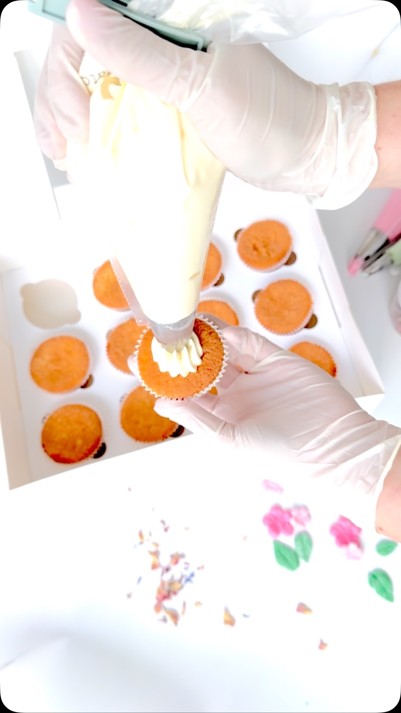 Moederdag Cupcakes
.
.
Heb jij al iets lekkers besteld voor moederdag…
Nee??! Dan is dit je kans…
Deze moederdag cupcakes zijn in 2 verschillende smaken en hoeveelheden te bestellen via de website…
.
Zet jij deze lekkere cupcakes op tafel bij de koffie…
.
Link in bio —> Specials
.
#glutenvrijecupcakes #cupcakes #meringuebuttercream ##cakemehappyglutenfree #cakemehappy #glutenvrij #glutenfree #glutenvrijhendrikidoambacht #lovetobakeyouhappy #hendrikidoambacht #vrijvangluten #glutenvrijetips #deglutenvrijebakker #moederdagtip #moederdaggebak #cupcakes