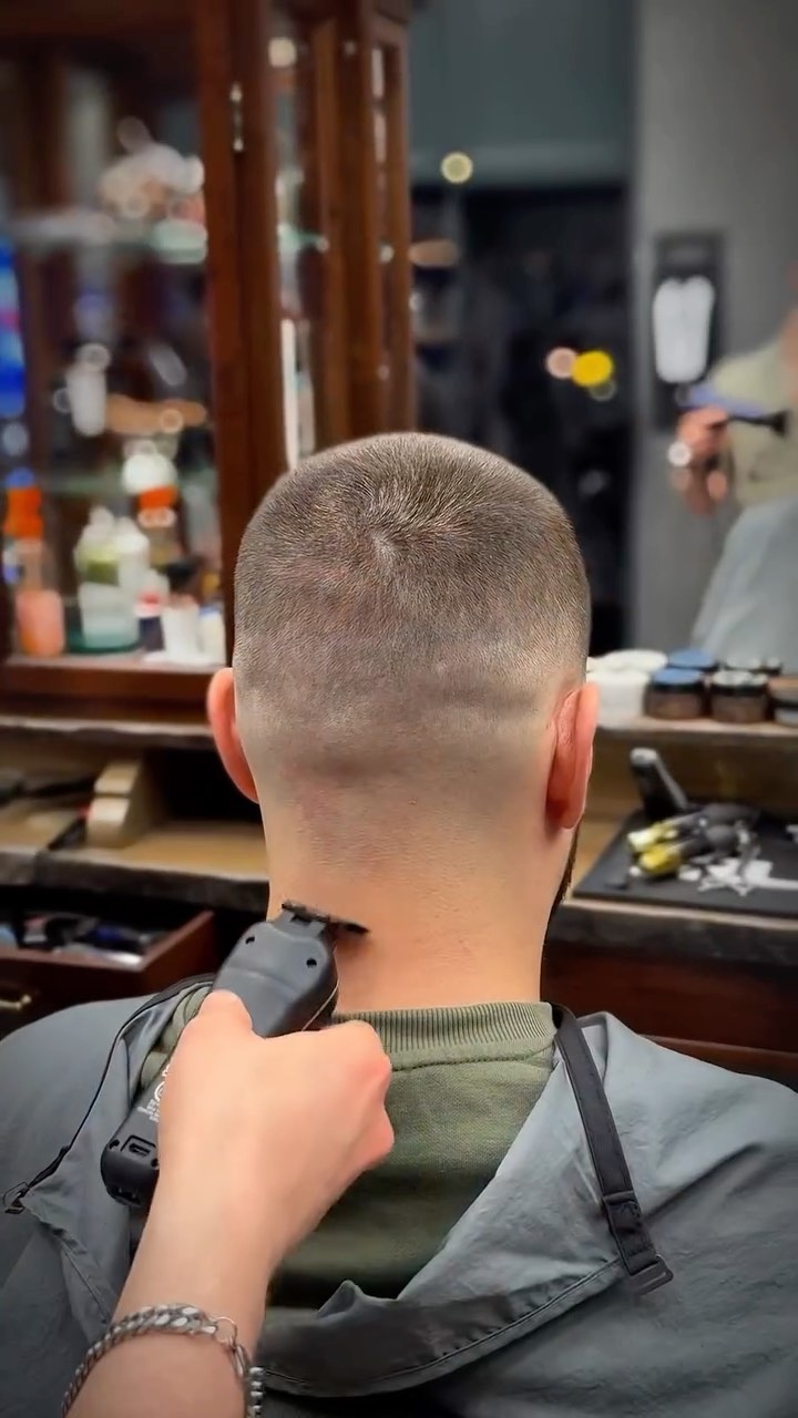 Here we have the longer version 🔥
Fresh fade and beard trim for a clean look!
•
•
•
•
#barber #stockholm #södermalm #hårklippning #barbershop #barberstockholm #barberlifestyle #hair