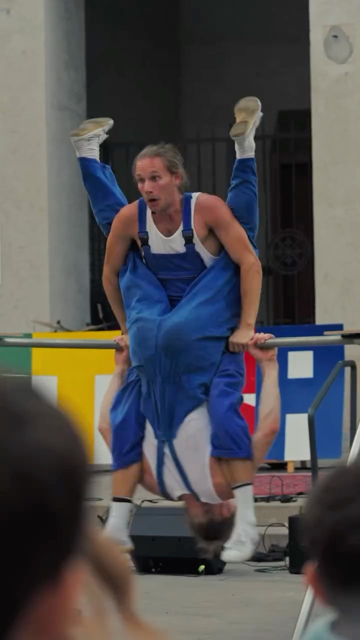 Tschünine – drei Arbeiter, ein großer Plan und jede Menge unorganisierter Tatendrang!
Wenn der Plan plötzlich Kopf steht und der Bauleiter verzweifelt, verwandeln sie den Arbeitsplatz in einen Ort voller verträumter Möglichkeiten.
Durch verblüffende Akrobatik, Jonglage und ein großes Herz bewegen sie sich hin zum “Grande Feierabend”.✨
.
@valerian_diabolo_artist @navin_bauer @elias.bauer
.
🎥 @mr_moser_
✂️ @elias.bauer
🎨 @marco.jacobi
.
.
#circus #streetshow #streetperformance #strassenkunst #straßentheater #straßenkunstfestival #acrobatic #busker