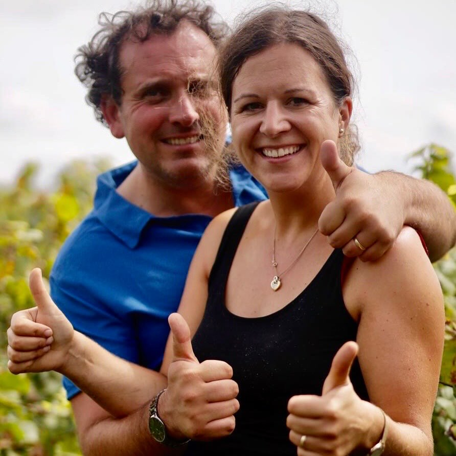 💥ALERTE NOUVEAU DOMAINE💥
DOMAINE LES HAUTES NOËLLES🍇
@leshautesnoelles
Saint-Léger-les-Vignes, Loire
Après avoir baroudé des années à travers les mers du monde, Juliane et Jean-Gabriel reprennent en 2020 ce domaine créé en 1930.
Situé à 15km au Sud-Ouest de Nantes, à 30km de l’Atlantique et aux abords du Lac de Grandlieu, plus grand lac naturel de France, le domaine de 20ha est le 1er du secteur à être converti à la Bio en 2009.
Dans ce cadre exceptionnel, la proximité avec la biodiversité est centrale dans la dynamique du domaine : remise en question de certaines méthode culturale, renforcer les liens avec l’agroforesterie, les parcelles sont de vrais laboratoires à ciel ouvert.
« Dans un monde où la volonté de l’Homme tend vers la maitrise absolue, la vigne et le vin donnent à ceux qui s’y consacrent une belle leçon d’humilité. Plus que d’accumuler des certifications, on veut faire des vins vrais, non trafiqués. L’Appellation Grand-Lieu a un grand intérêt pour nous, il y avait une carte à jouer sur cette appellation »
📷 @leshautesnoelles
#dbselection #domaineleshautesnoelles #loire #muscadet #grosplantdupaysnantais #lacdegrandlieu #folleblanche #melondebourgogne #grolleaugris #grolleaunoir #vin #vinfrancais #vigneron #instawine #winetime #lyon #lyonnaise #lyonnais #bouchonlyonnais