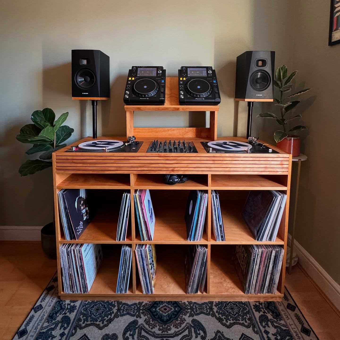 Swipe to see some of the stunning booths @spinbackfurniture have made thru the years 😍 Which one is your favorite?
Definitely check his profile out for more designs or requests!🚀 ——> @spinbackfurniture @spinbackfurniture
___________________________
👉🏼 Follow @doyouspin for more
👉🏼 Follow @doyouspin for more
👉🏼 Follow @doyouspin for more
DM for submission & Email for promotion 📩
#rotarymixer #technics #djsetup #vinyldj #rominimal #classicdj #classicmixer #boutiqemixer #hifi #audiophile #hifidj #djlife #vinyljunkie #vinyladdict #technics1210 #sl1200 #doyouspin #djdesk #djbooth #listeningbar #recordstore #vinylonly #djculture