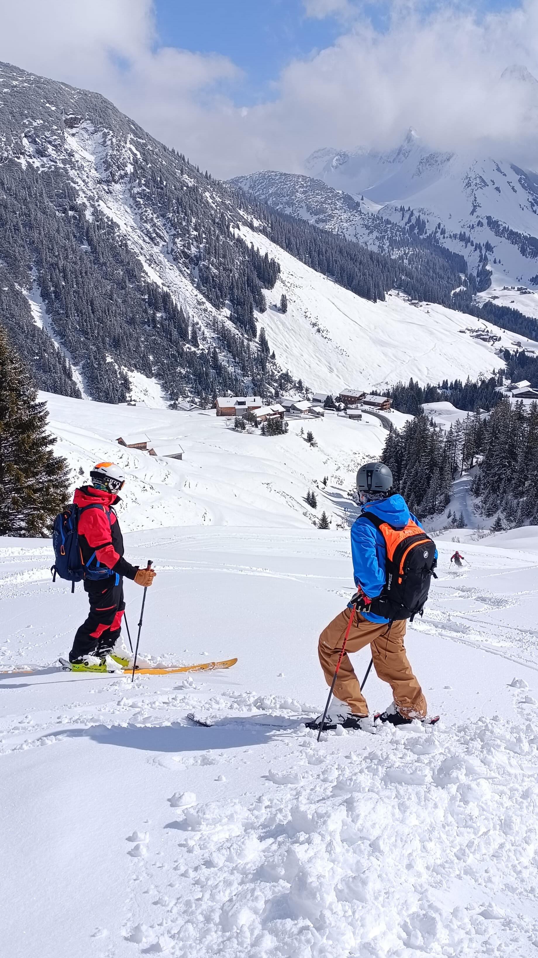 Alpinkurs Anfang April ❄️
@vorarlbergerskilehrerverband
#freeride #skiing #austrianalps #outdooradventures #urlaubinvorarlberg #yourfriendsonpowderdays #freeriding #skitouring #winterurlaub