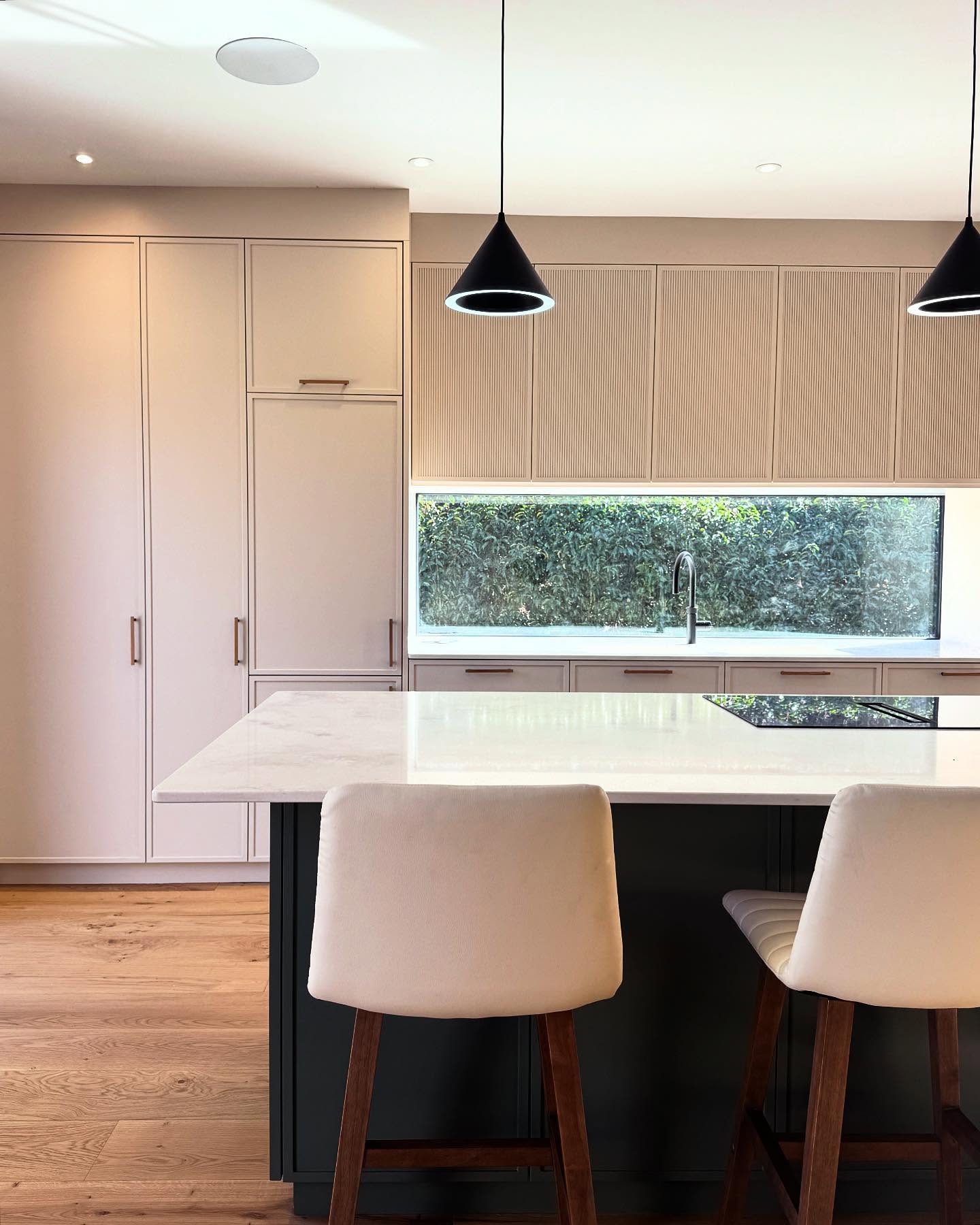 We love the contrast of colours and textures in this kitchen we recently completed. A mixture of reeded and slim shaker doors with the green island cabinets being influenced by the greenery seen through the large window really work.
What do you think?
If you’re dreaming of a new kitchen then give us a call to start the journey.
#kitchendesign #newkitchen #bespokekitchen #bespokecabinetry #cabinetmakers #cabinetdesign #customcabinetry #customkitchens #kitchendesigners #interiordesign #bespokeinteriors
