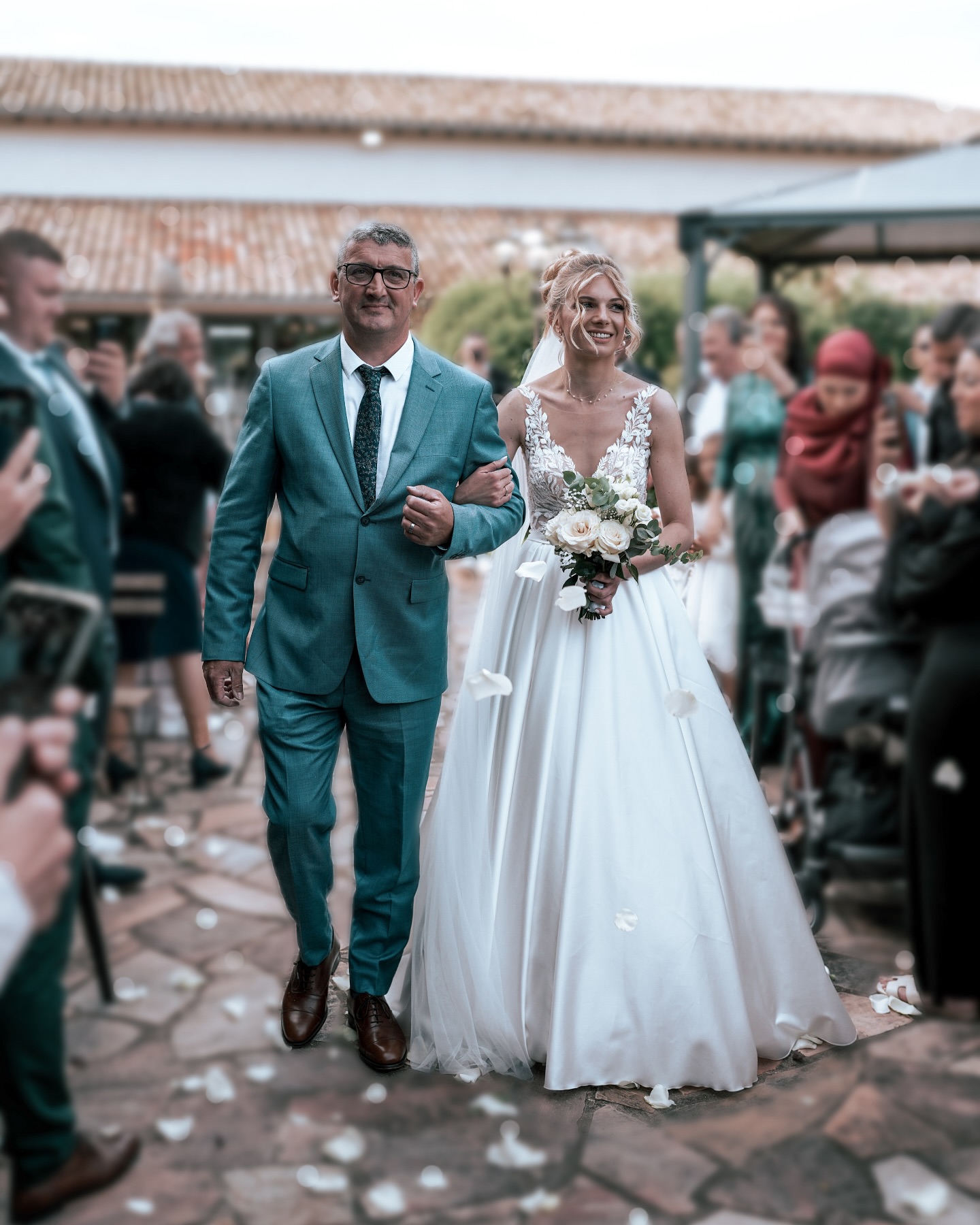 Mon Papa et moi, faisant notre entrée lors de la cérémonie de mon mariage.
Un moment suspendu, plein d’émotion. Je m’en souviendrai toute ma vie !
Pendant mon discours, j’ai pu lui dire — à lui, comme à ma Maman — à quel point leur amour, leur éducation, leur soutien ont fait de moi la femme que je suis aujourd’hui. (Même dans les projets les plus fous !)
Avec mon mari, on a fait le choix d’une cérémonie laïque.
C’était une grande première pour nous. On voulait quelque chose qui nous ressemble vraiment, où on puisse partager librement nos mots, nos musiques, nos rires, nos émotions… et accueillir tous nos proches, quelles que soient leurs traditions ou croyances.
________________________
Et vous, vous imaginez quoi pour votre cérémonie ?
Que ce soit une cérémonie laïque, religieuse, civile uniquement… Ce choix vous appartient. Il n’y a pas de bonne ou de mauvaise option. Il y a juste celle qui vous ressemble. ❤️
Lieu : @domaine.alexander
Photographe : @sejelm
DJ : @djboris_events
Robe : @cousu_de_fil_blanc_
MUAH : @adeline.beaute.mariage
Costume Père de la mariée : @fatherandsonsofficiel
#ceremonielaïque #ceremonielaique #ceremoniemariage #souvenirdemariage #mariageauthentique #weddingplanner #weddingplannerlyon #coordinatricejourj