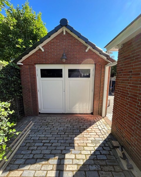 Wat een leuk schuurtje😍
Bouwbedrijf Terluin heeft bij dit schuurtje in Heiloo de oude overhead garagedeur vervangen door onze sfeervolle garagedeuren. De garagedeuren kunnen helemaal open gezet worden, waardoor er een brede doorgang gecreëerd kan worden. Daarnaast komt er, ook als de deuren dicht zijn, altijd licht binnen door de raampjes. Kortom, de deuren zijn zowel functioneel als prachtig!
Wilt u ook zulke leuke deuren in uw woning/schuur? Bekijk onze website of stuur ons een berichtje voor de mogelijkheden.
#edvanduinkozijnen #kozijnen #verbouw #schuur #garage #deuren #woningen