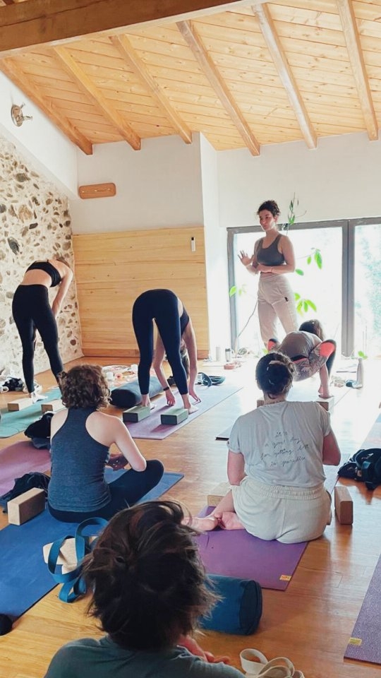 COOL & THE GANG
Les montagnes avaient encore leur manteau d'hiver lorsque nous sommes arrivés en Ariège. Ce weekend était de ceux qui réchauffent le cœur, qui rappellent qu'ensemble on va plus loin.
Nous avons pratiqué chaque jour : yoga, mouvement libre, danse, marche, écriture ont nourrit une expérience hors du temps qui permet une plongée en profondeur.
-
On retiendra les rencontres, les paysages intérieurs, la présence chaleureuse de nos hôtes. Une ode à la liberté d'être et de vivre pleinement.
-
Merci infiniment à ce groupe pour sa curiosité, sa confiance, sa sensibilité et sa drôlerie.
@laure.dorin au dessin (artiste à découvrir aaaabsolument)
@may_jardineriefleuristerie pour ces fleurs magnifiques
#momentsuspendu #horsdutemps #Ariège #yogapourtous
#joie #dansetherapie #expressioncorporelle #journaling #etresoi