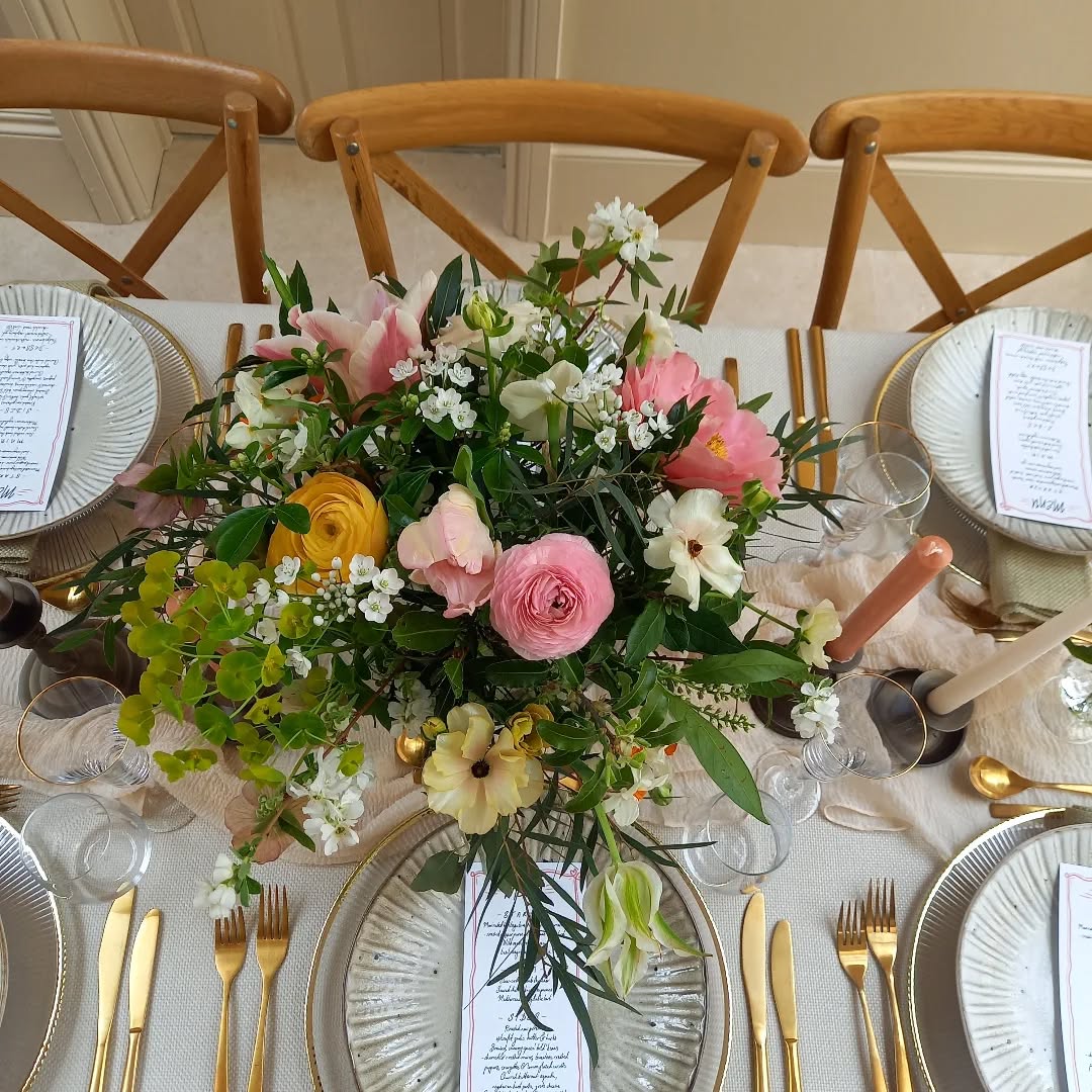 Table centres....large...small or a combo. It really depends on the look you want to achieve and also what else needs to fit on the table, especially if you're having a sharing platter type wedding breakfast!
But whatever you choose - let them be loose and natural, let the blooms do the talking and for them not to be arranged in floral foam.
#tablecenterpieces
#weddinginspiration
#weddingflowers
#nofloralfoam
#springweddingflowers
#springwedding
#naturalfloralstyle
#tableflowers
#surreyflorist
#surreyweddingflorist
#eventflorist
#carshalton
#carshaltonbeeches