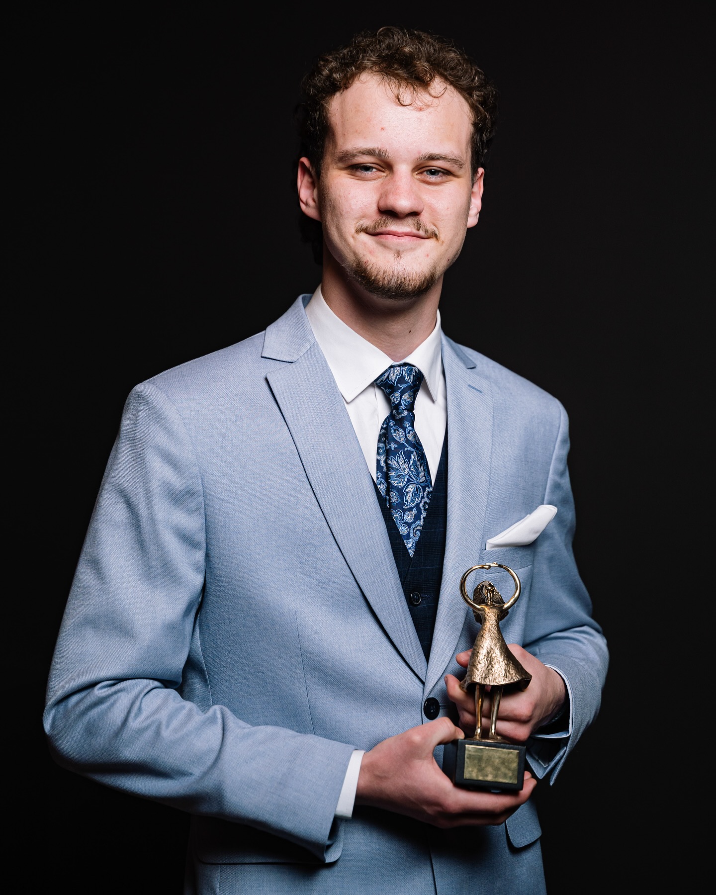 Pirmojo Nacionalinio mokinių kino festivalio Aurora apdovanojimas už geriausią operatoriaus darbą atiteko Linui Rinkevičiui @li.nelio už filmą „Degtukų dėžutė“
📸 Modestas Endriuška @modestas_endriuska
_________
Festivalio partneriai: Britų taryba Lietuvoje, Lietuvos kino centras, AVAKA, Meno avilys, Skalvijos kino centras, Lithuanian Shorts, Baltic Film & Creative Tech Cluster ir kt.
Projektą iš dalies finansuoja Vilniaus miesto savivaldybė
Kultūrų jungtys konkursinės programos partneris Goethe's institutas Lietuvoje
Informacinis partneris LRTU
#aurorafestivalis #atradimai #kulturujungtys #PeopleToPeople #BritishCouncilLithuania