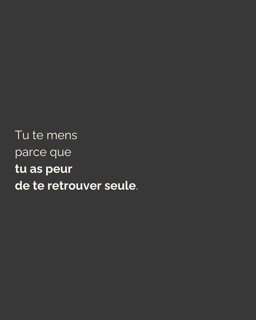 Ce biais de vouloir voir le meilleur de chaque être humain est noble, mais quand on souffre de dépendance affective, il peut avoir des conséquences dramatiques.
Parce que c’est comme ça qu’on tombe sous l’emprise de personnes malveillantes dont on a essayé désespérément de voir “le bon fond”.
Ce truc de dire “Oui, ok, il a des défauts, mais au fond c’est quelqu’un de bien”, bah non. Ça n’existe pas.
Personne ne se comporte comme un sanglier (pardon pour eux 🐗) en surface mais est une belle personne au fond.
Tout ça n’est pas une question de bon fond. C’est une question de choix.
Qu’est-ce que je fais de mes traumas ?
J’en fais payer le prix fort à toutes les personnes qui croisent mon chemin et qui ne demandent qu’à m’aimer ?
Ou je décide que les gens que j’aime et qui sont là pour moi n’ont pas à en subir les conséquences, et je me fais aider pour assainir tout ça ?
Arrête de te mentir à toi-même sur qui est cette personne. Tu gagneras un temps précieux et une énergie considérable.
Même si tu en doutes encore, sache que c’est pourtant le chemin le plus court et le moins douloureux pour vivre cette belle histoire d’amour à laquelle tu aspires tant.
——————————————————————
Je suis Emilie, thérapeute & coach diplômée spécialisée dans la dépendance affective et les troubles émotionnels.
J’aide les femmes qui souffrent de schémas toxiques répétitifs à aimer sereinement et librement, sans plus jamais s’oublier.
Je les accompagne pour qu’elles puissent passer de la théorie à la pratique. Avoir des prises de conscience c’est bien, voir des changements concrets dans sa vie, c’est mieux.
Passons 30 min ensemble pour apprendre à nous connaître ! Rdv dans mon lien en bio ou sur mon site : Emilie-leduc.com pour accéder à mon agenda
Lancement d’une nouvelle offre :
Assistance & Coaching Illimités ! Rdv en mp pour en savoir plus ;)
#dependanceaffective#manipulation#relationtoxique#addiction#dependance#peurs#blessuredabandon#rupture#couple#hypersensibilité #emotions #gestionemotions #hypersensibles #abandon #perversnarcissique #depression #blessuredelame #selflove #amourdesoi #tinder#date#rencontre #angoisse#solitude #lovecoach #pn #devperso #amourdesoi