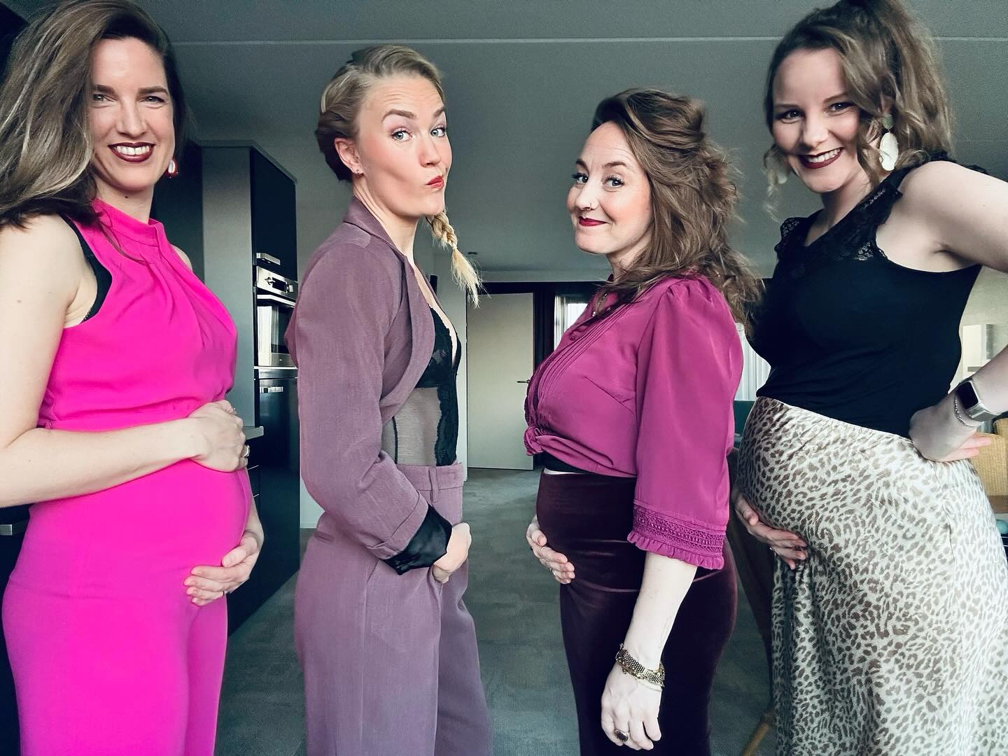 🤰BABYNIEUWS!!! 🍼
Ja, met 3 uitroeptekens, want we hebben niet 1, niet 2, maar 3 zwangeren onder ons!!! (En 1 sixpack 🏋️♀️). We zijn er zelf ook nog niet helemaal achter hoe we dit zo hebben weten te timen 😂
En inderdaad; waar de ene🚪sluit (einde theatervoorstellingen) gaat de andere open. Voor Tessa haar tweede, voor Fardoe en Arianne hun eerste kindje.
2025 is kortom een jaar van veel grote veranderingen, maar gelukkig in dit kader heel welkom 🥰
Overigens: Ondanks alle verlofperiodes die hier natuurlijk aan verbonden zijn, krijg je ons niet stil! We hebben geweldige understudies, dus fear not, we gaan gewoon door 🤗
#mamastobe #zwanger #drievandevier #babynews #baby #timing #newbeginnings #nieuwedeuren #zingen #vocalgroup #muziek #tijdvoorkinderliedjes @kekmamamagazine