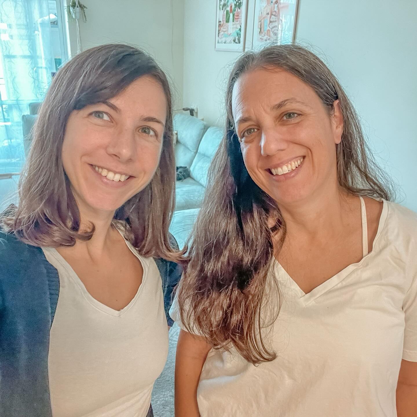 פרק 38 🎧 חוה: על הורות מאוחרת
הפרק הזה מתבשל לי בראש כבר הרבה מאוד זמן. את חוה פגשתי לראשונה לפני שלוש שנים כשהגיעה להתארח בפרק על המסע שלה לזוגיות. הגישה שלה הייתה כל כך רגועה, שפויה וכנה – שכבר אז, הרבה לפני שהפכתי לאמא בעצמי, אמרתי לה שאנחנו חייבות לעשות גם פרק על הורות מאוחרת!
לקח לזה זמן, הרבה זמן, אבל הפרק הזה סוף סוף כאן.
ואולי הוא פשוט חיכה שהזמן שלו יגיע.
שגם אני אהיה אמא. שגם לי יהיה מה להגיד.
אז הנה, חוה חזרה אלי לשיחה שניה בפודקאסט – והפעם על איך זה להיות אמא בגיל 38 (ואחר כך שוב בגיל 43), מה זה אומר בכלל “הורות מאוחרת”, ולמה כל כך חשוב שנדבר עליה בצורה פחות שיפוטית ויותר חומלת.
דיברנו על היתרונות והחסרונות שבהורות מאוחרת, איך זה מרגיש להיות “האמא הכי זקנה בגן” (ספוילר – זה דווקא אחלה), מה קורה כשיש פחות עזרה מהסבים והסבתות, ואיך מתמודדים עם לחצים חברתיים להוליד ילד נוסף.
זו שיחה על להביא ילדים בגיל בוגר – מתוך בשלות, בחירה ורוגע.
על להיות פחות עסוק/ה ב”מה יגידו”, ויותר נאמן/ה לעצמך.
על הגוף, הזמן, הקריירה, ומה באמת חשוב,
ועל זה שגם אם לא תכננת – ייתכן שההורות בוחרת בך בדיוק בזמן הנכון.
בעיקר, ניסינו להוריד קצת מהכובד סביב השיח על “הורות וזוגיות מאוחרת”.
תודה לחוה המהממת שהגיעה שוב לפודקאסט והביאה איתה את הגישה הבריאה והישירה שלה לחיים.
חשוב לי להגיד – זה לא ראיון עם יועצת או מדריכת הורים. זה לא פרק של טיפים. זו שיחה, מלאת הומור וכנות, בין שתי תלמידות של החיים.
אנחנו ממש מקוות שתמצאו שם ערך, תובנות, ואולי פשוט – קצת מעצמכן/ם...
מוזמנות ומוזמנים להאזין, לשתף ולהפיץ 🫶🏼
הפודקאסט ״Match-point - מרווקות לזוגיות״ זמין להאזנה באתר שלי וגם בכל פלטפורמות ההשמעה האחרות. לינק בביו.
💛 ליטל
#הורות #זוגיות #הורותמאוחרת #אהבה #ילדים #אמהות #זוגיותמאוחרת