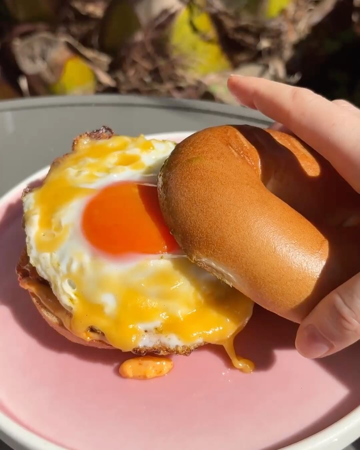 If you ask us, it’s Oscar’s way or the highway ☀️🍳 Maple breakfast sausage, potato latke, fried egg, american cheese, hot sauce, n’duja mayo! And bagel by @banookbagels, obviously 🙂↕️🙂↕️