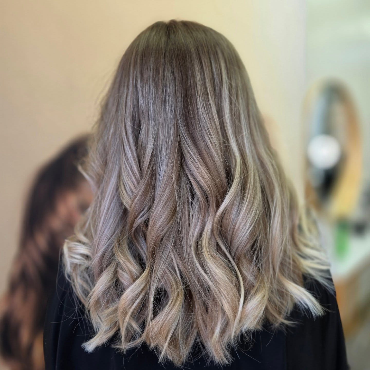 Besoin d’un moment rien que pour vous ? Ce samedi, on s’occupe de vous !
Le week-end de Pâques approche… et si vous preniez un peu de temps pour vous avant le tourbillon des fêtes ?
Venez vous faire chouchouter dans nos bacs massants et profitez d’un vrai moment de détente pendant vos soins.
Coiffage, coupe, couleur, soin ou brushing : venez sublimer vos cheveux dans une ambiance chaleureuse et détendue.
Il nous reste encore quelques créneaux disponibles ce samedi entre 9h et 18h !
Pensez à réserver rapidement pour ne pas passer à côté de votre moment beauté.
Réservations au 03.21.76.13.60 ou directement sur notre site : www.espritcoiffure.fr
À très vite au salon !