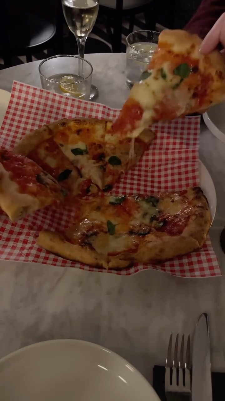 When pizza meets perfection!
@festo.pizza ‘s kitchen takeover was meer dan een succes!
Ook zin in sfeer, wijn, pizza & goed volk ?
Reserveer dan een plekje:
🗓️ vrijdag 21 maart - vanaf 18:30 VOLZET
🗓️ vrijdag 25 april - vanaf 18:30
🗓️ zaterdag 26 april - vanaf 18:30
🗓️ vrijdag 23 mei - vanaf 18:30
Interesse? Berichtje via Instagram of info@komfortleuven.be