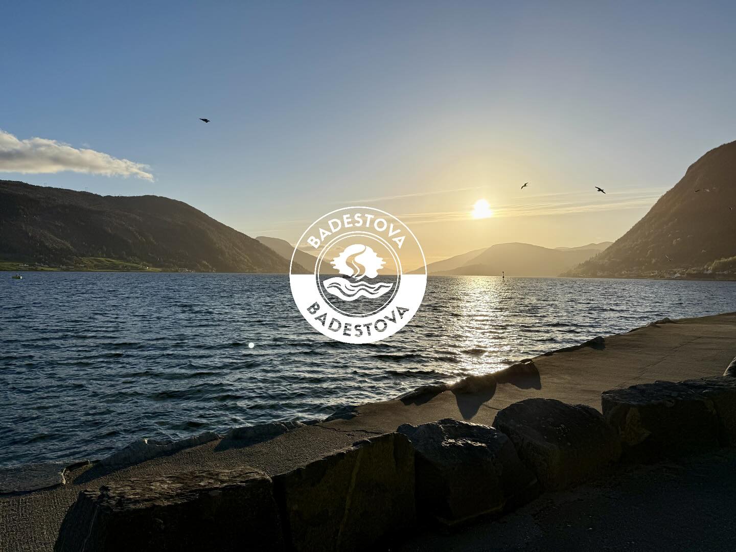 Sauna tilgjengelig for leige, sentralt plassert ved Alti Nordfjord står klar i midten av juni 🤩
Her kan du sjå fram til badstu og bading med nydeleg utsikt utover fjorden!
Følg med i sosiale medier for spennande nyheiter i tida framover ⏳
#sauna #badstu #nordfjordeid #nordfjord #fjord