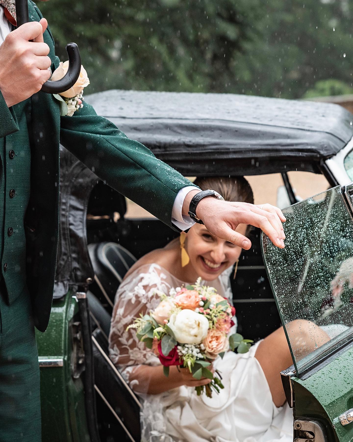 La pluie peut parfois surprendre les mariés à leur sortie de cérémonie⚡️ ce qui presse un peu tout le monde, mais amène aussi des photos pleines de rythme et de sourires ! 💥
Merveilleux souvenir du mariage de J & A au @chateaudusouzy dans le Beaujolais 🌿
👰♀️ Robe @rimearodaky
.
.
.
Réservations ouvertes pour les mariages 2026 💥
Photographe Mariage Beaujolais 🌼
