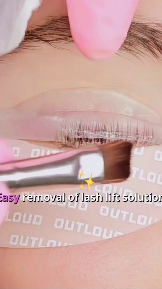 How to properly remove lash lift solutions! ✨
One of the most common mistakes is dragging the solution all the way to the lash tips — this can cause overprocessing and dry, damaged ends. ❌
Here’s the trick:
→ First, remove the product sideways. ➡️
→ Then, gently lift from the root and stop before you reach the tips. ⬆️
This keeps the tips healthy and the lift flawless! ✨
#LashLiftTips #LashArtist #LashLift #LashHack