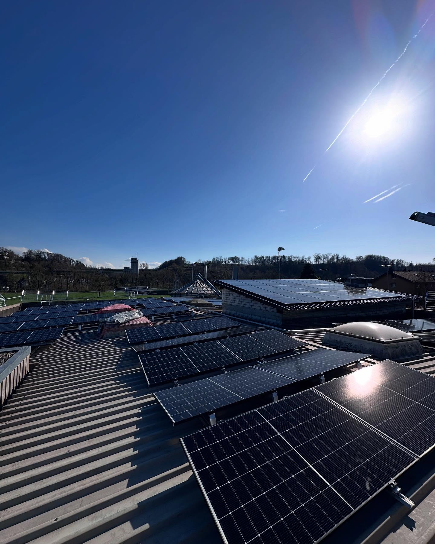 Seit Donnerstag ist unser Betrieb mit Photovoltaik ausgerüstet und heute konnten wir das erste Mal mit unserem eigenen Strom produzieren ☀️☀️🪵🪑
Vielen Dank der @energyunlimited für die saubere Arbeit.
#photovoltaik #solarenergy #sonne #energyunlimited #bern #marschallinnenausbauag