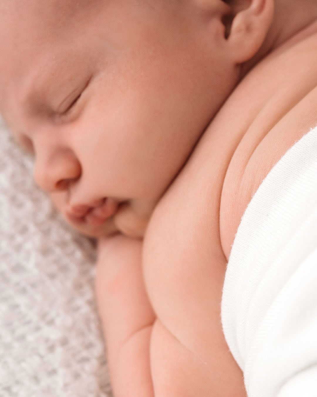 Vor kurzem durfte ich diese herzige Familie in meinem Studio begrüßen und die große Schwester war mit voller Begeisterung dabei.
Gerade bei Neugeborenen-Shootings ist es mir besonders wichtig, gleich zu Beginn die Geschwister- und Familienfotos zu machen – so sind diese wertvollen Momente festgehalten.
Die großen Geschwister dürfen ihr Baby streicheln, kitzeln, busseln – ganz wie sie möchten. Zwischendurch geht’s ins Spielezimmer zum Durchatmen und Spielen, und wenn sie wieder zurückkommen, entstehen oft die schönsten und ehrlichsten Bilder.
So wird das Shooting für alle ganz entspannt – und es entstehen Erinnerungen fürs Herz.
#manuelaprucknerfotografie #bezirksteyrland #newbornshooting #newbornfotografie #neugeborenenfotos #geschwisterliebe #familienzeit #neugeborenenshooting #babyfotografie #erinnerungenfürsewigkeit #kuschelzeit #studiofotografie