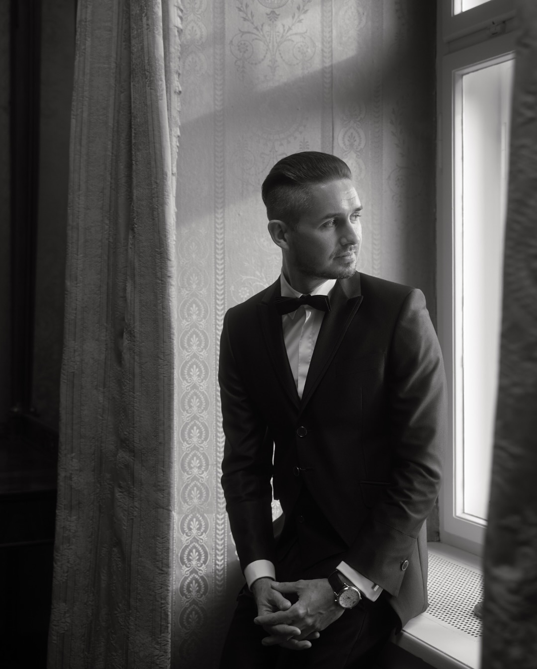 He wore the suit like a love letter. Tailored, thoughtful, and with a quiet kind of confidence. 🩶🪩
#weddingmorning #weddingphotoandfilm #schlosshochzeit #groomswear #weddingattire #weddingsuit