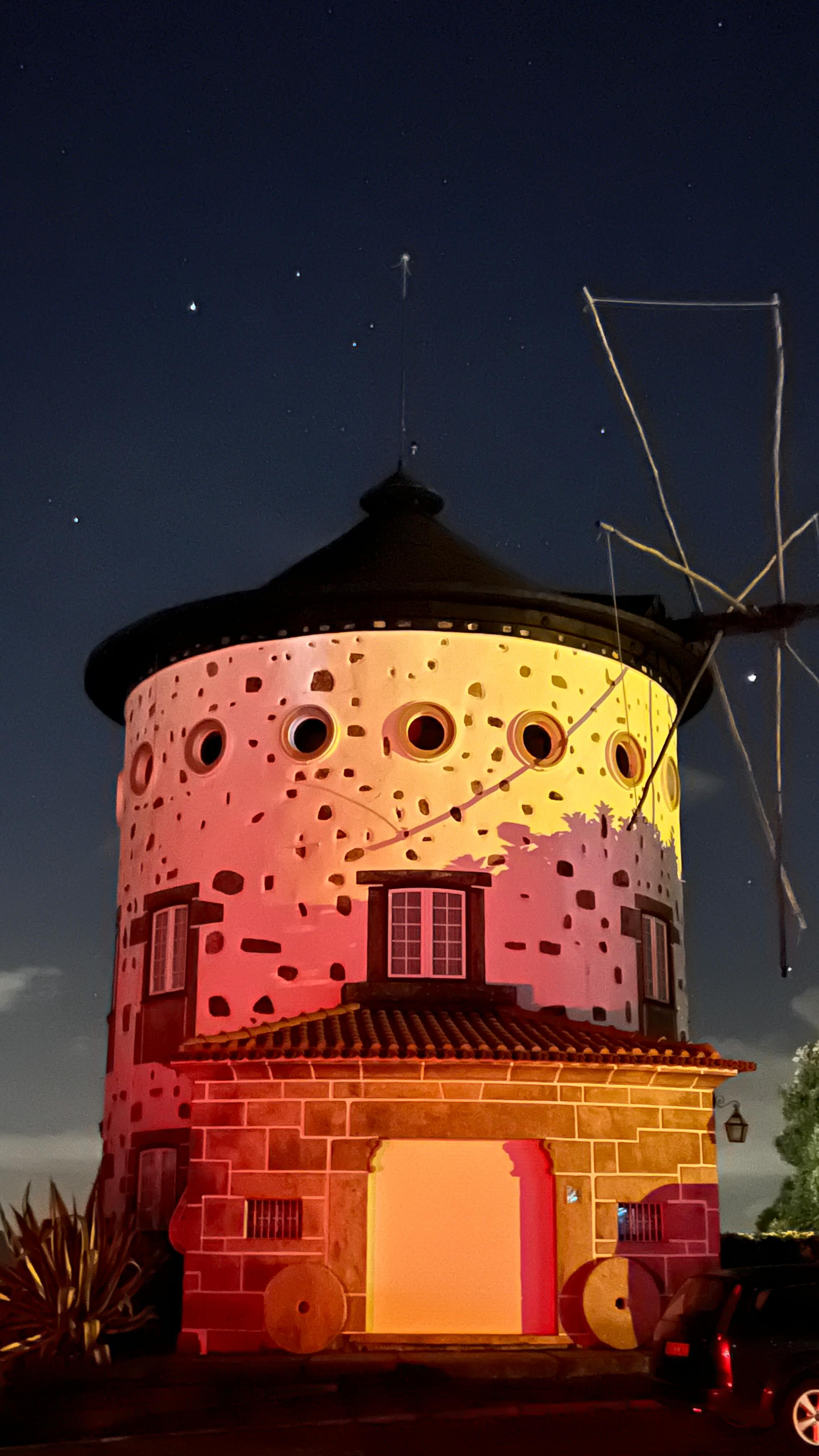 Not only sunrises and sunsets are magical at our home, starry nights 🌌 are pretty beautiful as well 🤩 from our home you can observe different constellations and spend your time starring at the stars 💫
🇵🇹 O nascer e pôr-do-sol podem ser o nosso forte mas as noites estreladas são incríveis também 🤩
Da nossa casa podem observar as mais variadas constelações e ficar horas a vislumbrar as estrelas 💫