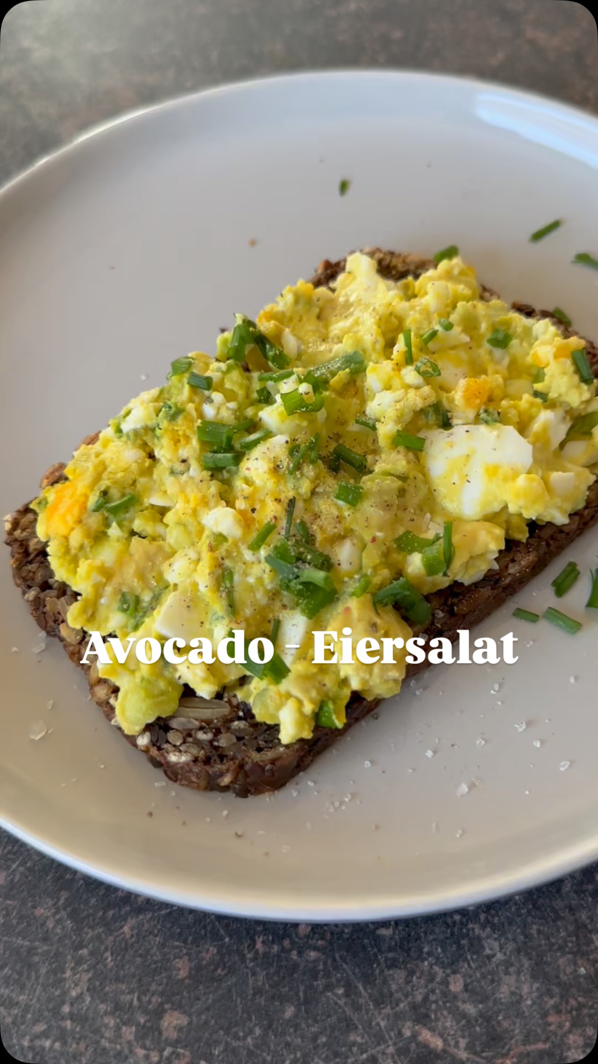 Avocado- Eiersalat 🥑 🥚
______________________
Keine Lust mehr auf Käse & Wurst? Dann habe ich hier eine super Alternative, die auch noch viele Proteine und gesunde Fette enthält🤌🏽🤩
Was ihr für 2 Portionen braucht⬇️
- 1 Avocado
- 3 gekochte Eier
Für das Dressing ⬇️
- Schnittlauch oder Kresse
- 1 EL Naturjoghurt
- 1 EL Zitronensaft
- Schuss Agavendicksaft
- Salz, Pfeffer und ggf. noch Avocadogewürz
- nach Belieben Brot
.
.
#eiersalat #avocadosalad #aufstrich #bread #easter #healthyfood #protein #fitness #fitfood #foodinspo #recipe #ernährungsberatung