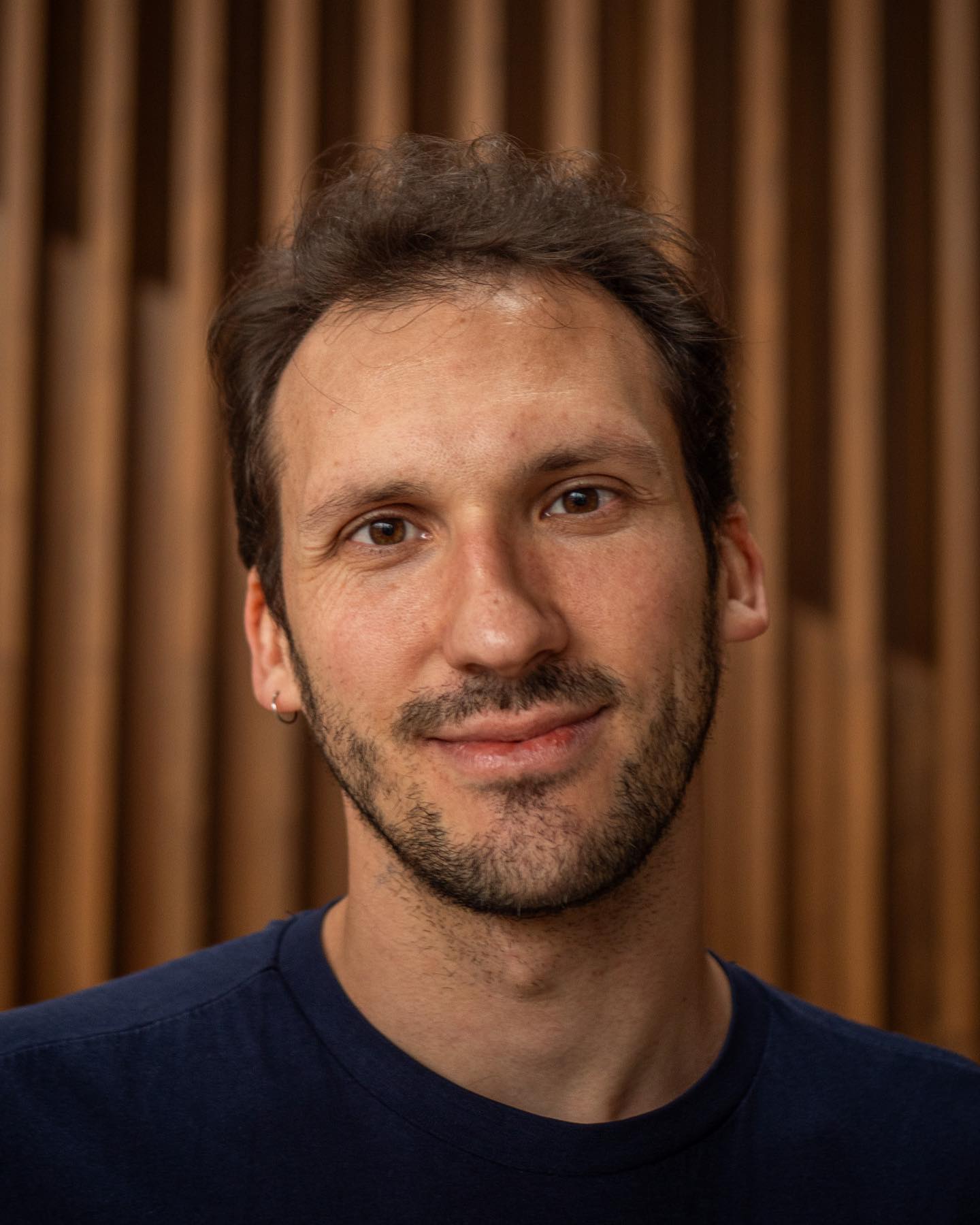 Im Straßentheaterstück ist Valerian der strenge Bauleiter auf der Baustelle. Seit über 20 Jahren ist er leidenschaftlicher Diabolo-Spieler und begeistert sich auch für die Kunst der Balljonglage. Wenn er nicht gerade auf der Bühne steht, tüftelt er in seiner kleinen Werkstatt an originellen Erfindungen für die Show Kreationen 🎪
.
@valerian_diabolo_artist
.
2.Pic @hermannerber 📸